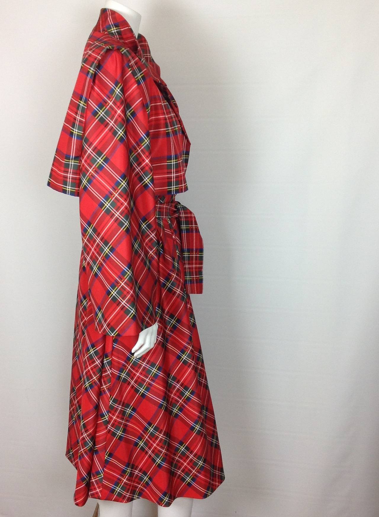 Red 1980's Pauline Trigere tartan plaid raincoat        Size M For Sale