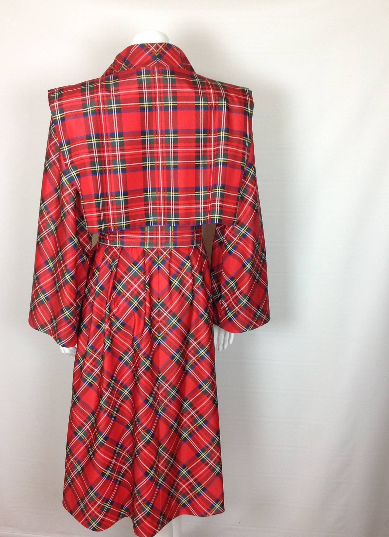 1980's Pauline Trigere tartan plaid raincoat        Size M In Excellent Condition For Sale In Palm Beach, FL