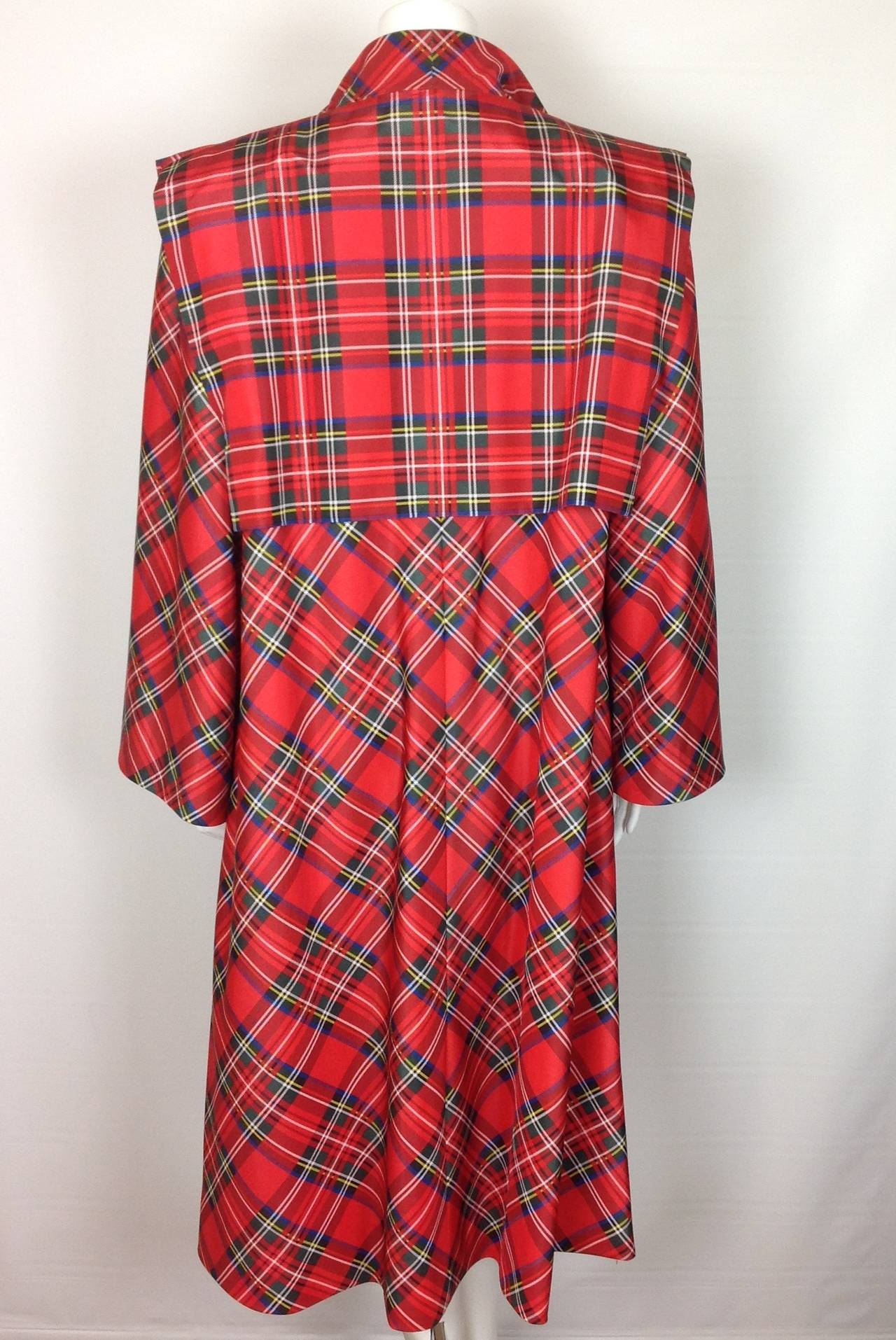 Women's 1980's Pauline Trigere tartan plaid raincoat        Size M For Sale