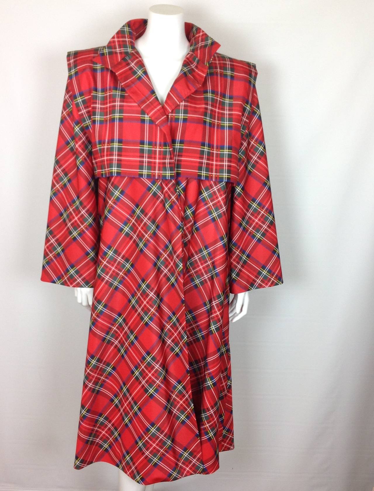 1980's Pauline Trigere tartan plaid raincoat        Size M For Sale 1