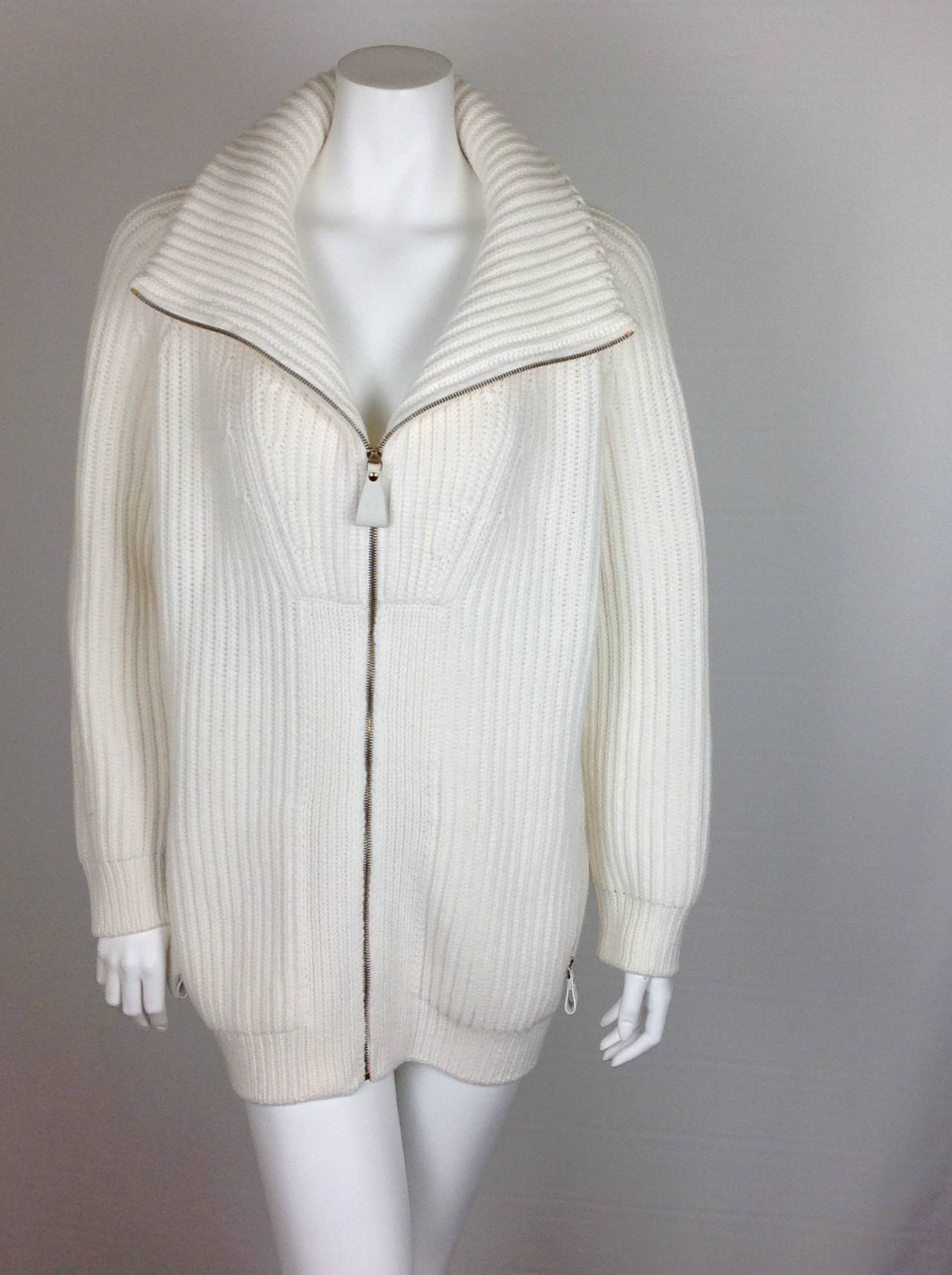 Looks and feels like a snowball - winter white Hermes zip cardigan jacket.
Can be worn as an outerwear piece.  Oversize fit, easily fits up to US 10.
80% virgin wool, 20% cashmere blend - deliciously soft. Ribbed knit. Bib front.
29