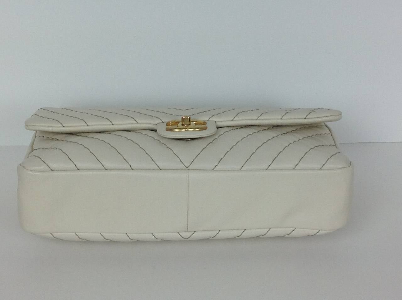Cream Chanel Chevron Handbag with charms In Excellent Condition In Palm Beach, FL