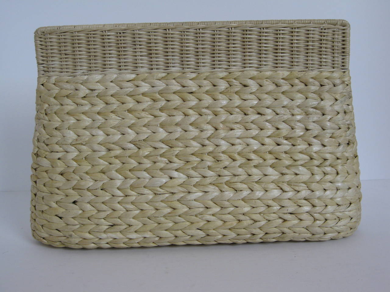 New, never worn straw clutch bag by Kara Ross.
Hidden magnetic closure with a faceted Mother of Pearl buckle.  
A chain shoulder strap is tucked away on the inside with an 11.5