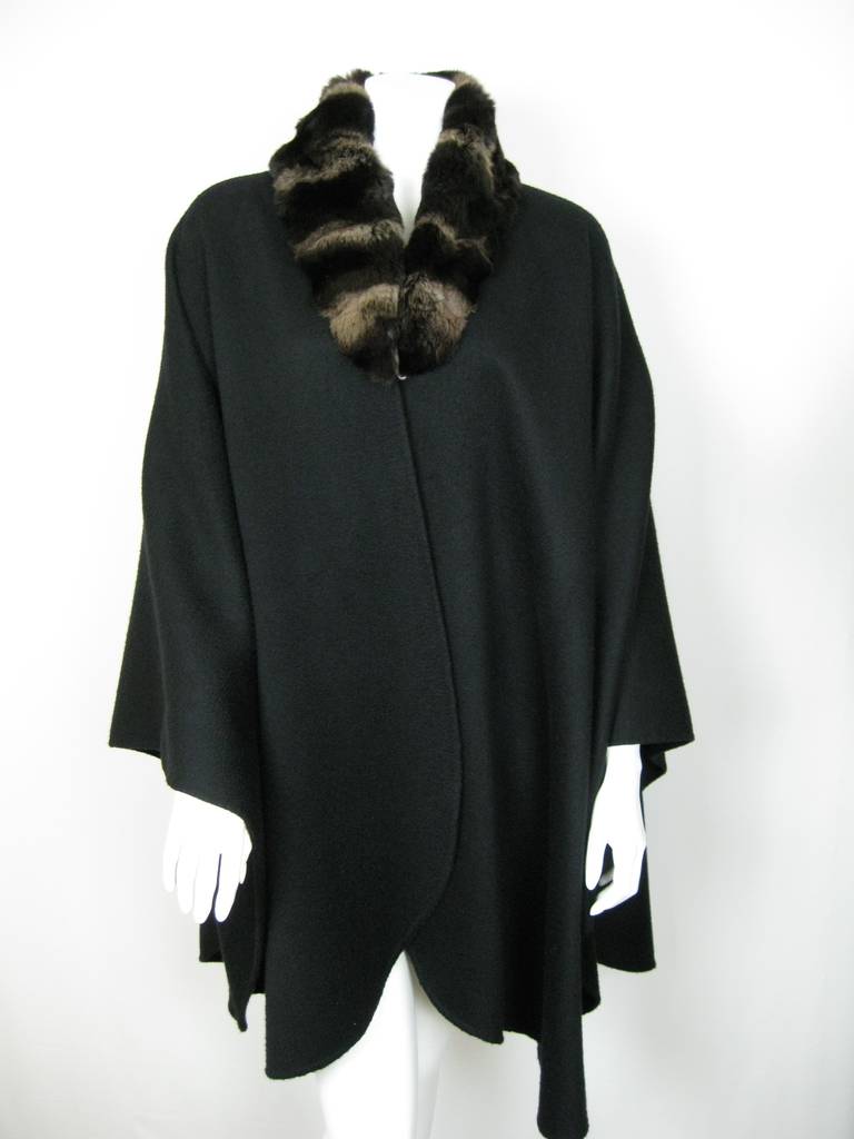 LORO PIANA cashmere cape with chinchilla collar  BABY SOFT In Excellent Condition In Palm Beach, FL