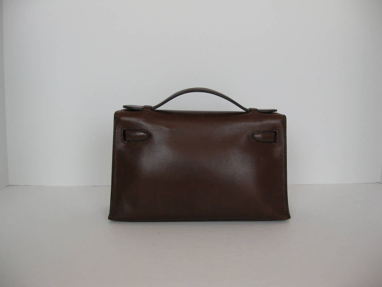 HERMES mini Kelly pouchette clutch in soft calfskin.
Blind stamped I in square - 2005. The Jean Paul Gaultier years....
This is meant to be worn as a clutch, though there is a 1