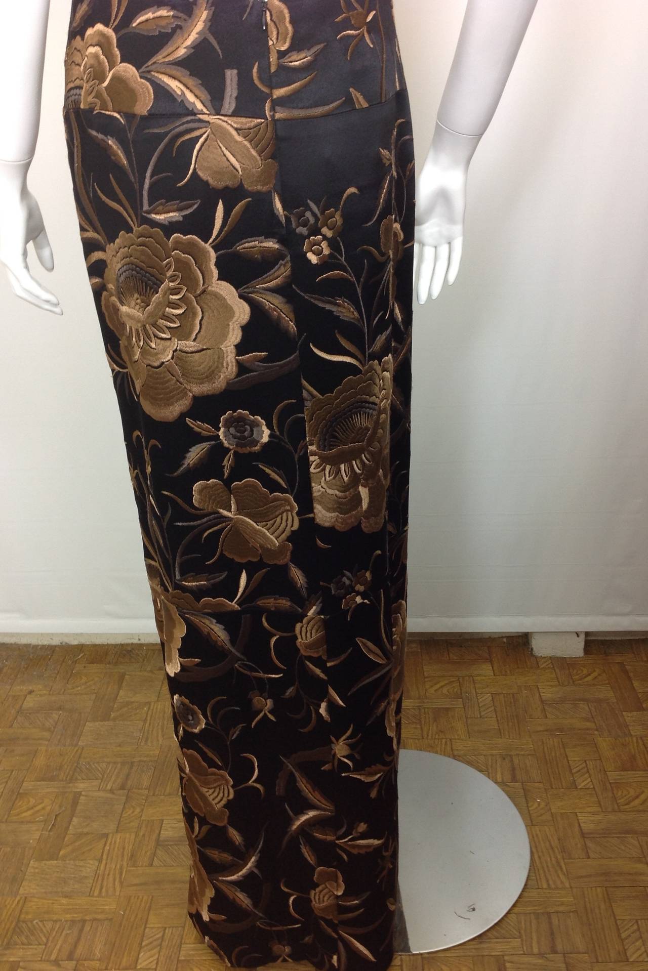 Norma Kamali embroidered floral long silk skirt 1980's      size 4 In Excellent Condition For Sale In Palm Beach, FL