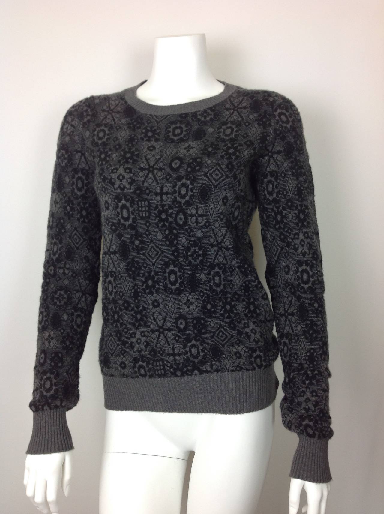 Chanel cashmere snowflake sweater                          size 38 In Excellent Condition For Sale In Palm Beach, FL