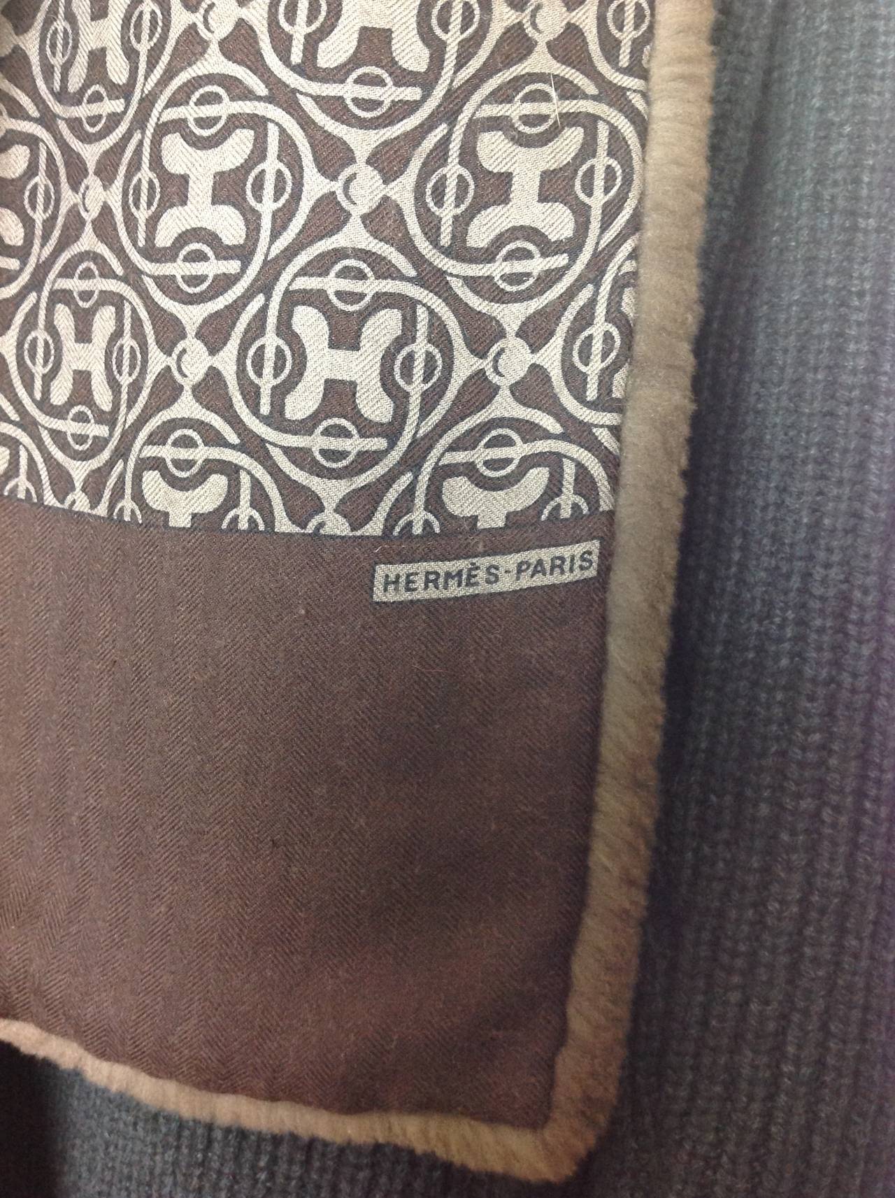 Hermes Nutria Muffler, backed in silk & cashmere Bit print In Excellent Condition In Palm Beach, FL