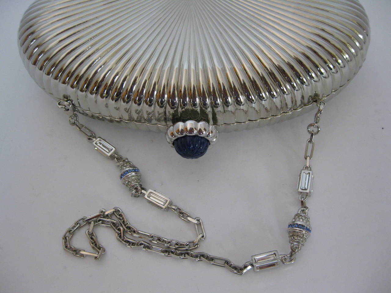 New JUDITH LEIBER Concha minaudiere with semi-precious clasp In New Condition For Sale In Palm Beach, FL