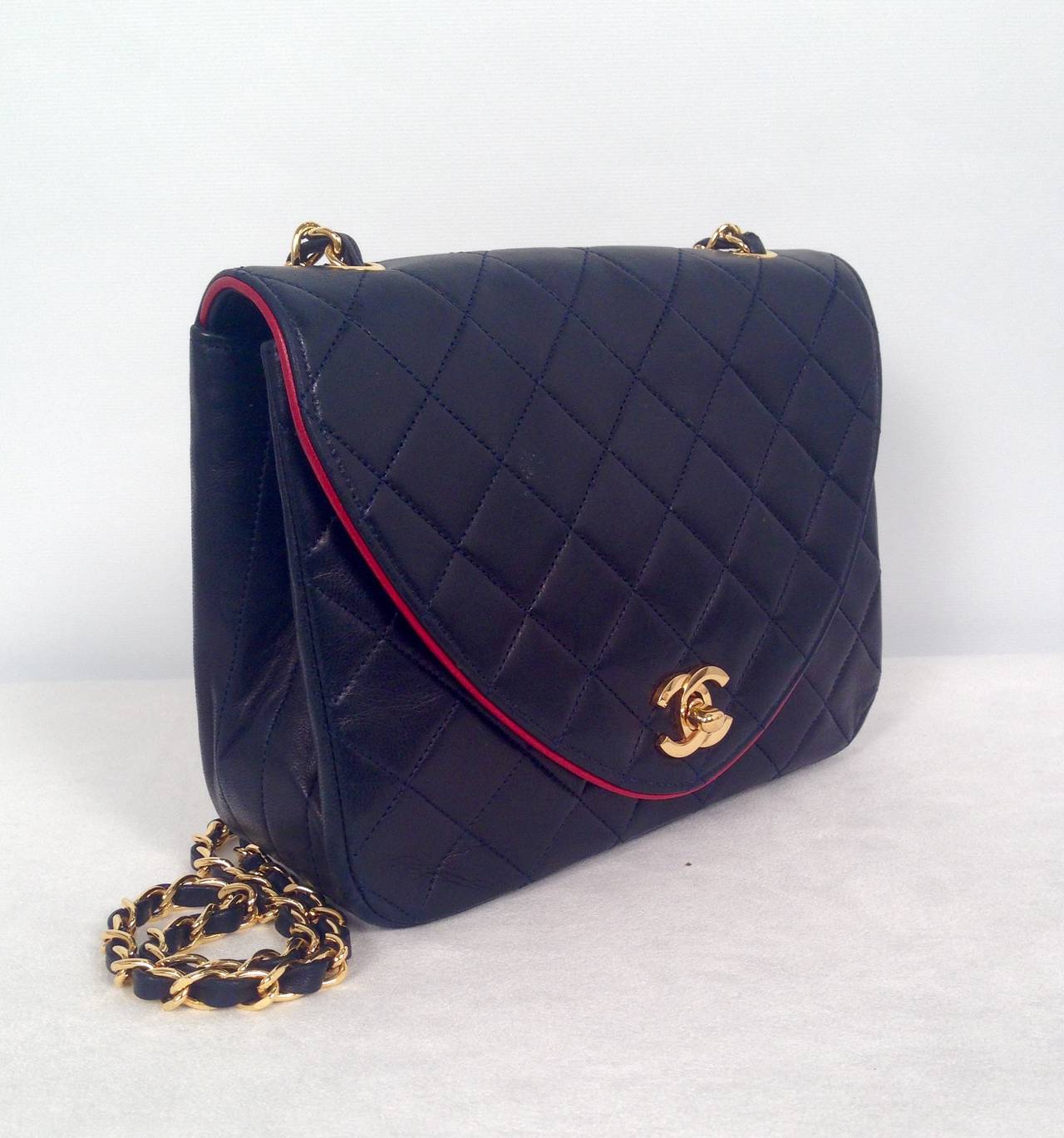 Vintage Chanel Navy Diamond and Vertical Quilted Lambskin Bag In Excellent Condition For Sale In Palm Beach, FL