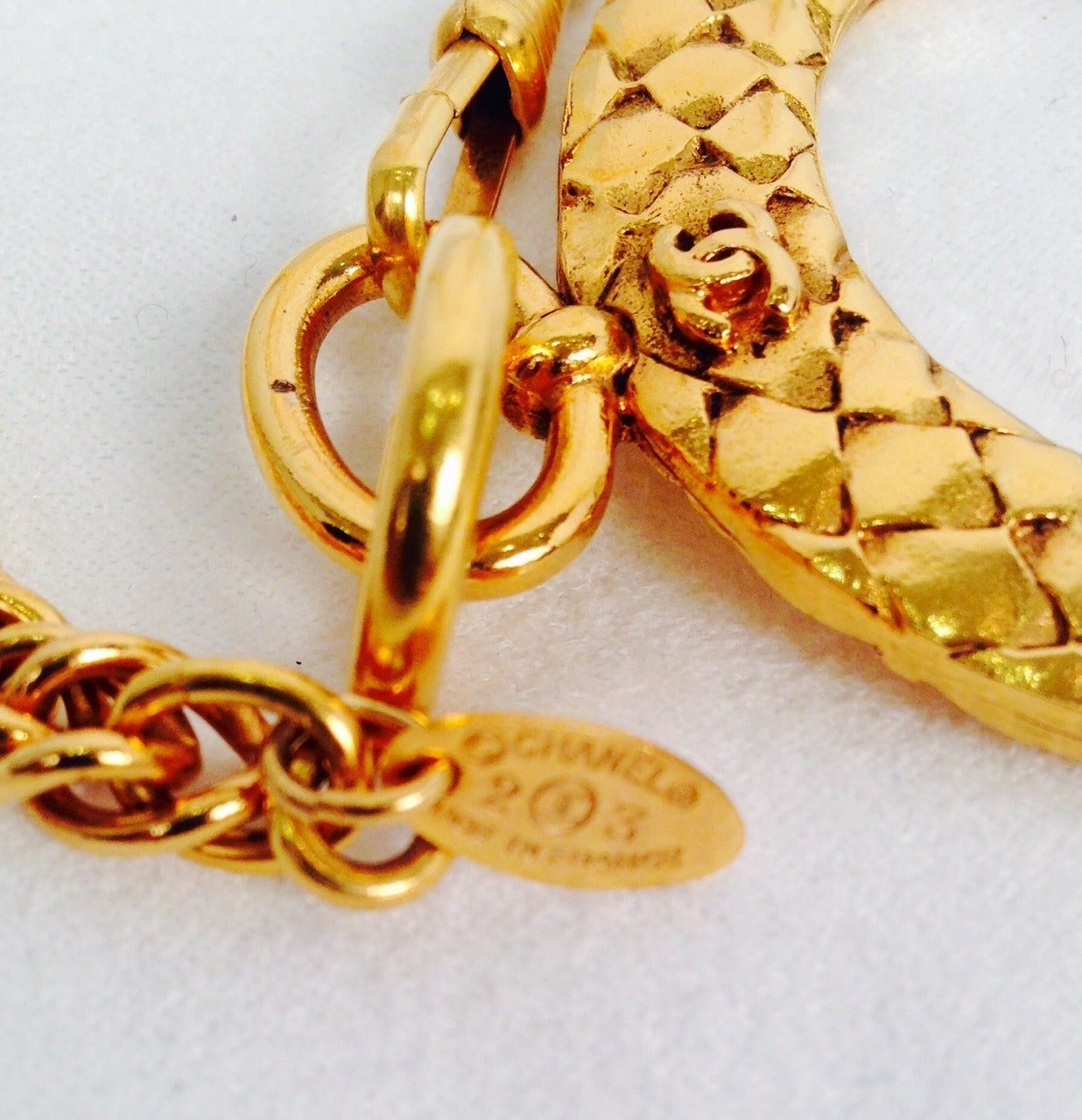 1990s Iconic Chanel Necklace With Magnifying Glass Loupe Pendant In Excellent Condition For Sale In Palm Beach, FL