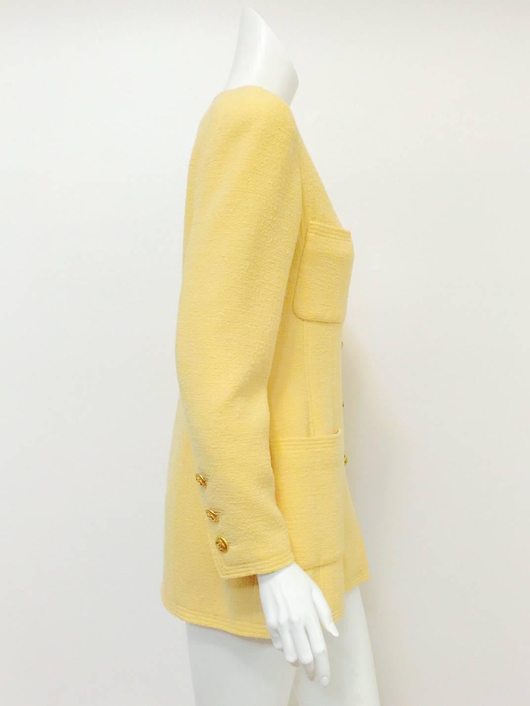 Chanel Boutique 1993 Cruise Butter Boucle Wool Jacket With Gold Buttons In Excellent Condition For Sale In Palm Beach, FL