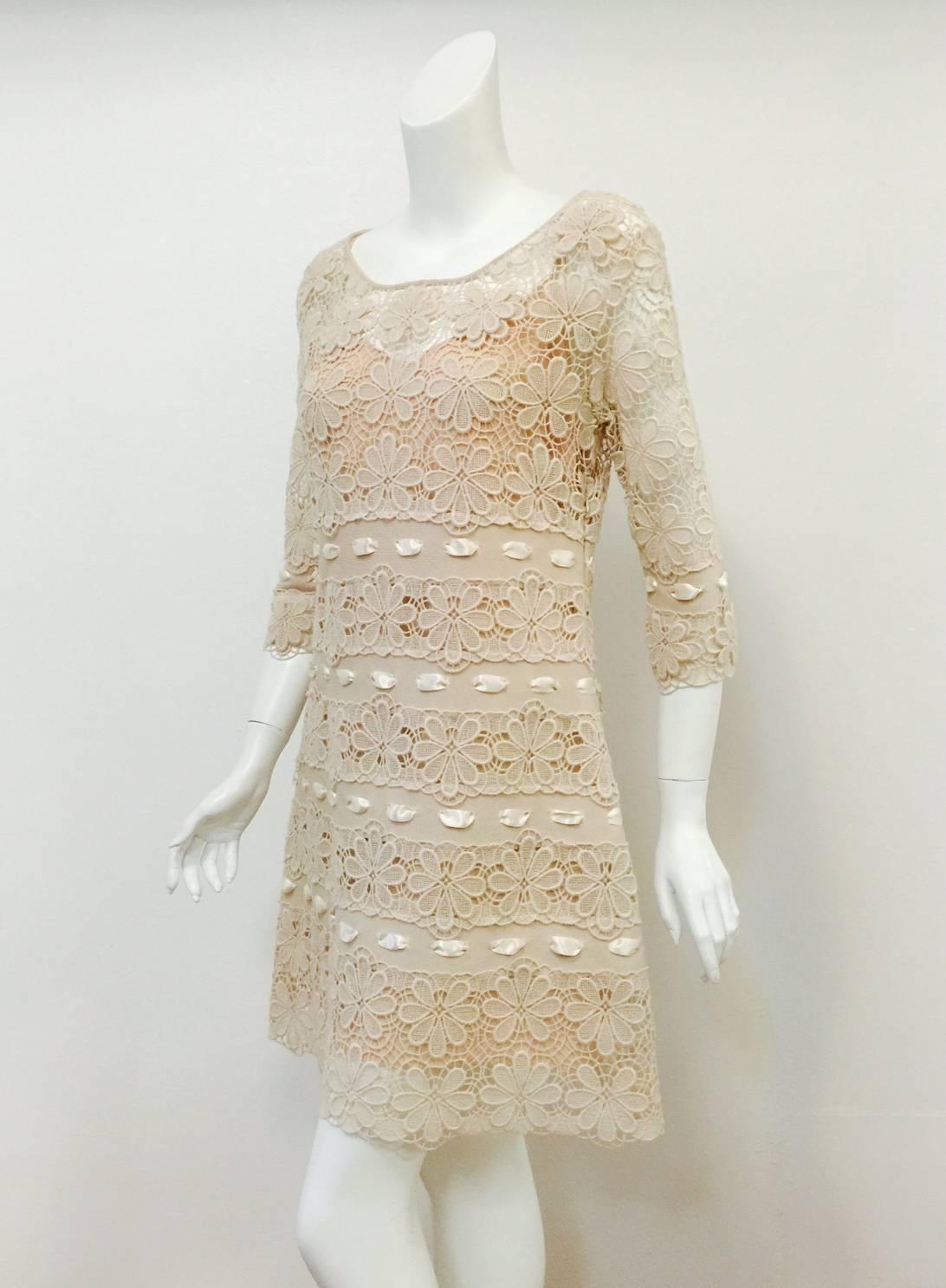 Il vestito in pizzo con applicazioni di Christian Dior è femminile, elegante e sofisticato!  Fabrice Silhouette ad 