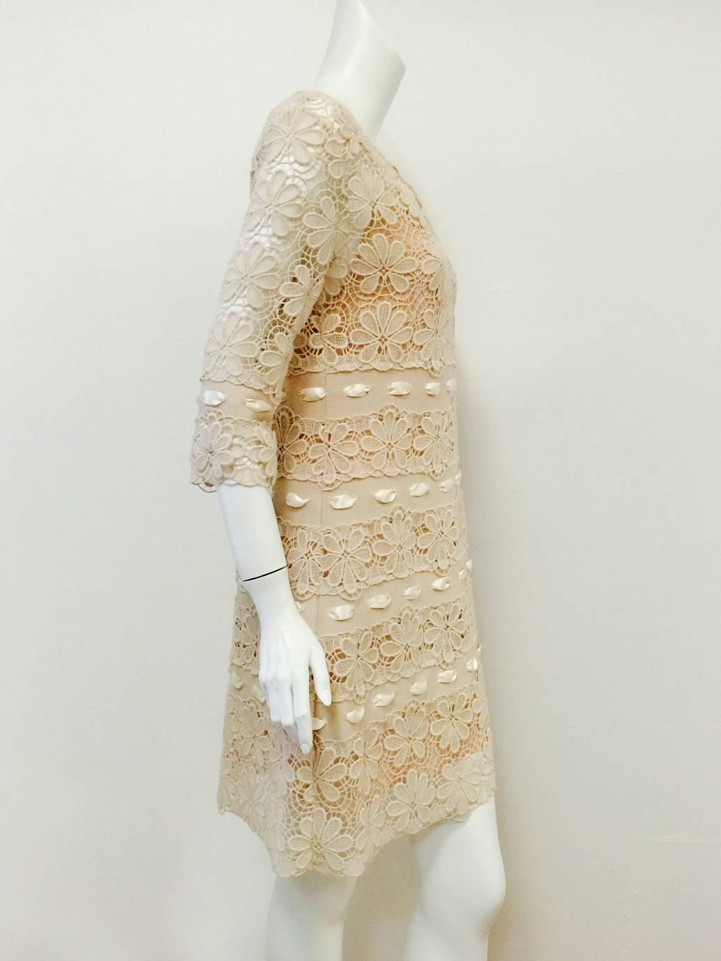Donna Christian Dior, abito in pizzo ecru con applicazioni, nastro ecru e sottoveste in seta