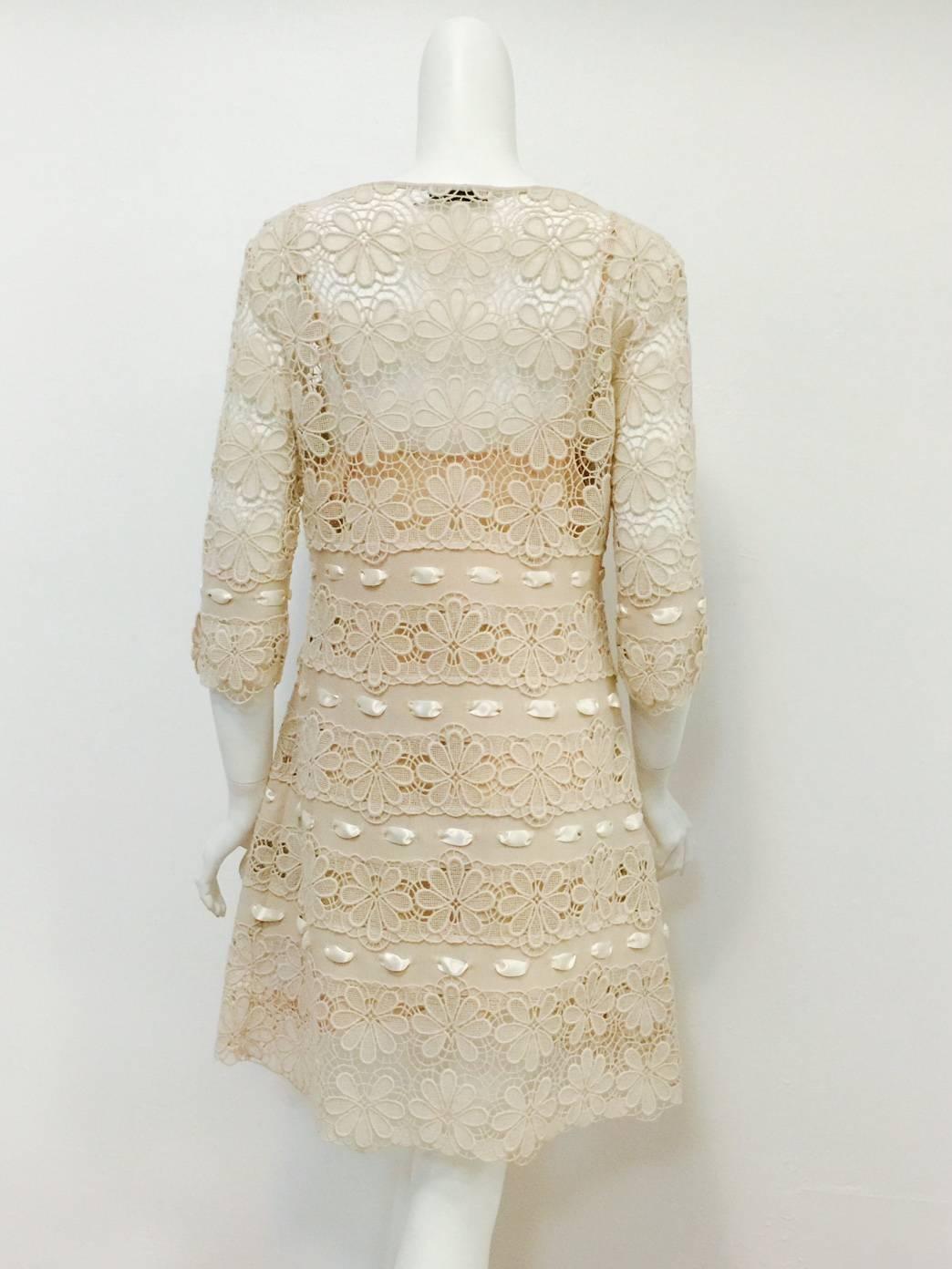 Christian Dior, abito in pizzo ecru con applicazioni, nastro ecru e sottoveste in seta In condizioni ottime a Palm Beach, FL