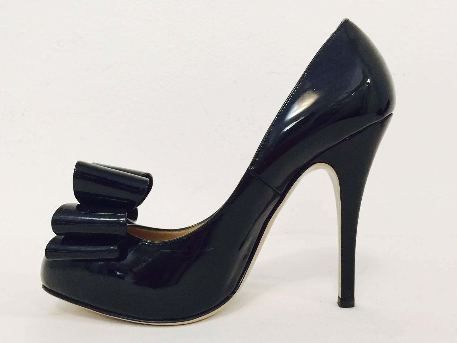 Valentino Garavani Black Patent Leather High Heel Pumps With Exuberant Bow  In Excellent Condition In Palm Beach, FL