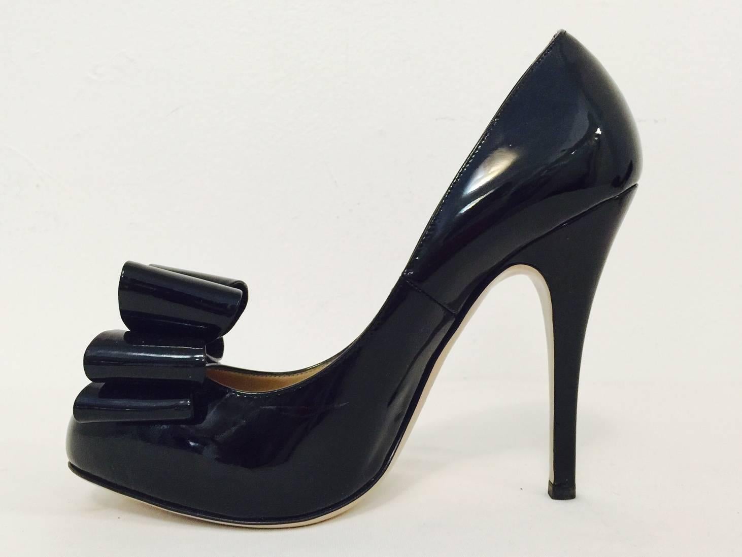 Valentino Garavani Schwarze Lackleder High Heel Pumps mit üppiger Schleife im Zustand „Hervorragend“ in Palm Beach, FL