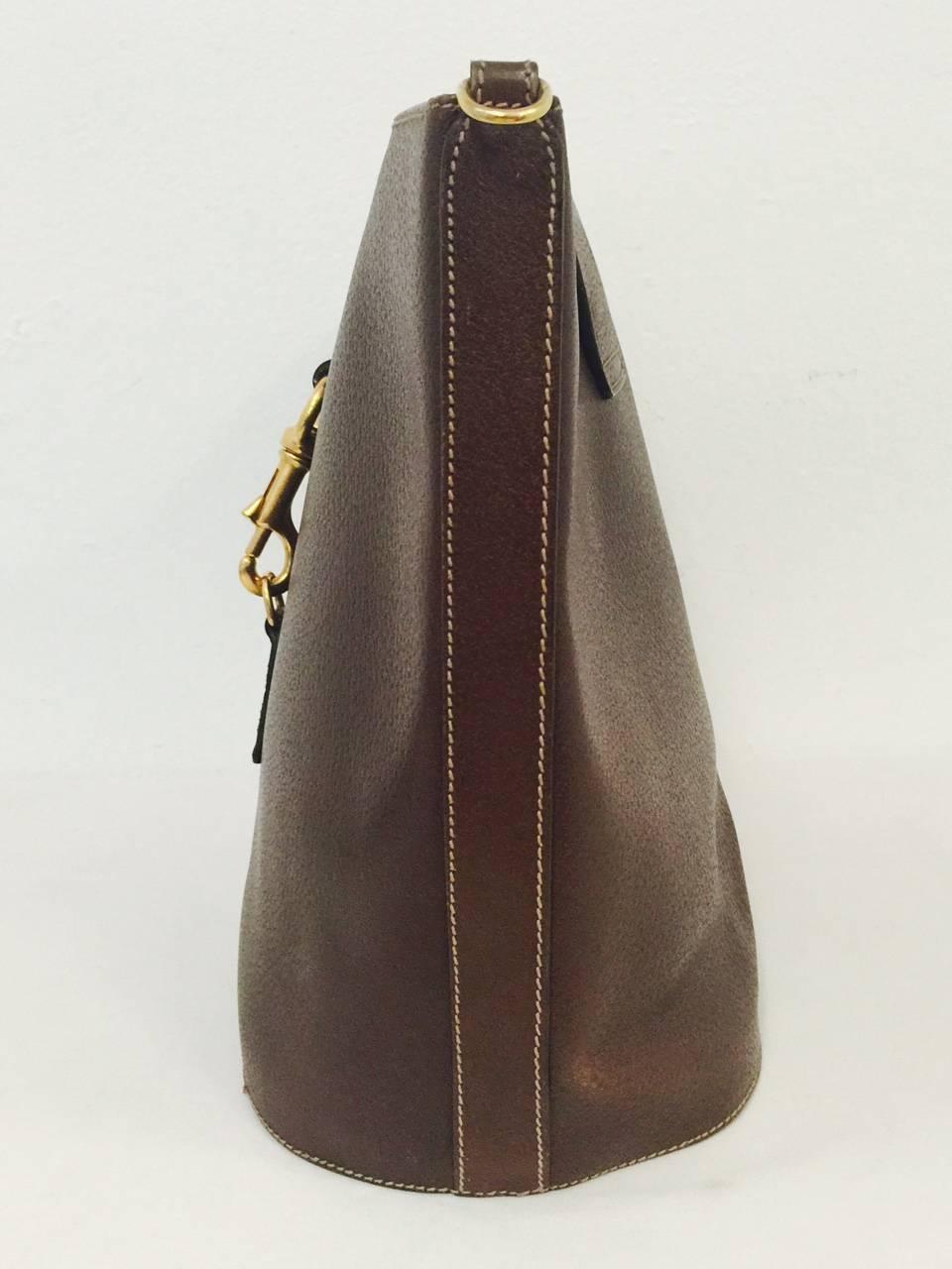 Vintage Gucci Bucket Bag aus braunem Leder mit charakteristischem Web-Schultergurt (Schwarz)