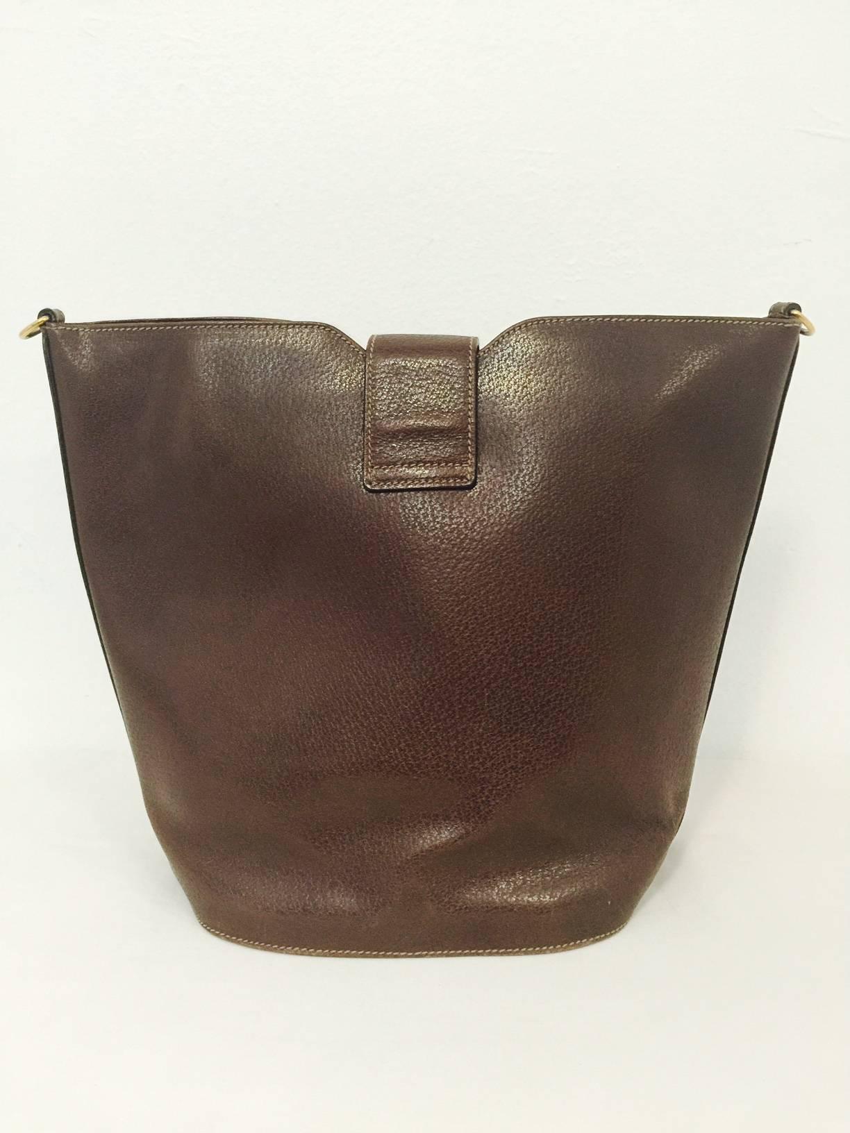 Vintage Gucci Bucket Bag aus braunem Leder mit charakteristischem Web-Schultergurt 1