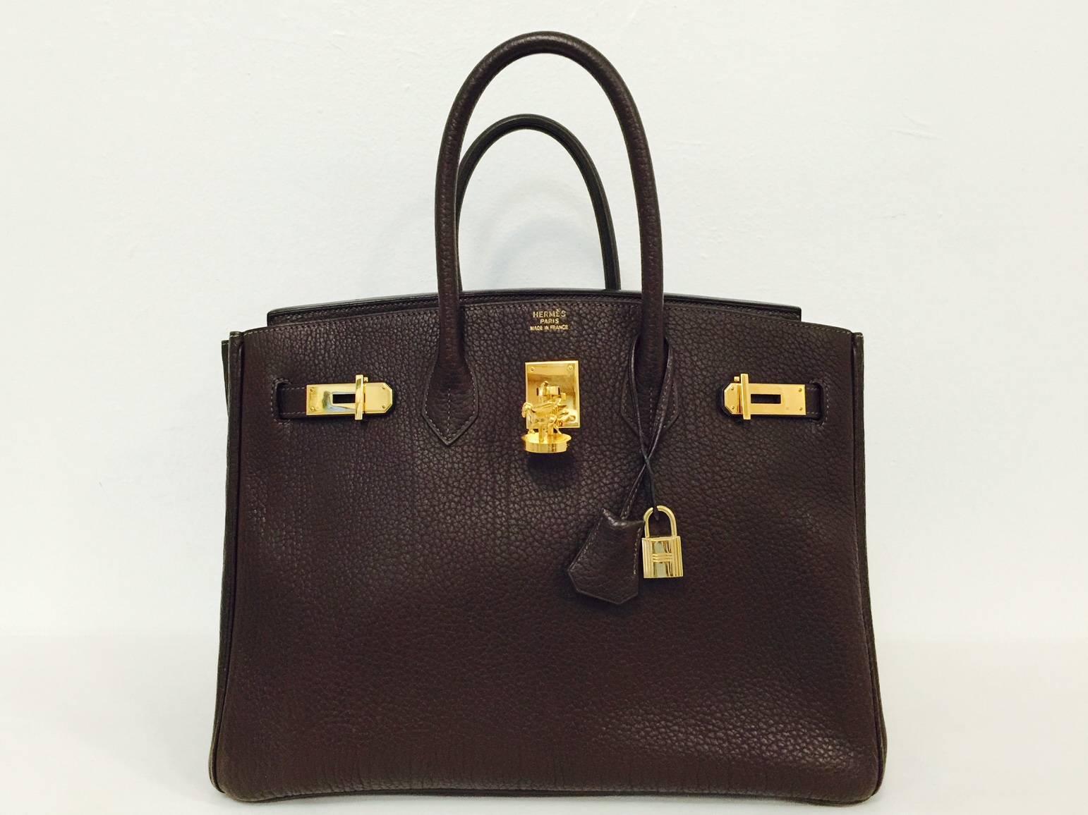 Die braune Birkin Bag 35 GHW aus Fjord-Leder ist in einem unglaublichen Zustand .... Es ist in der Tat ein Fallbeispiel für Handwerkskunst!  Diese Tasche ist mit einem X in einem Kreis gestempelt und wurde im Jahr 2000 hergestellt.  Zu den Merkmalen