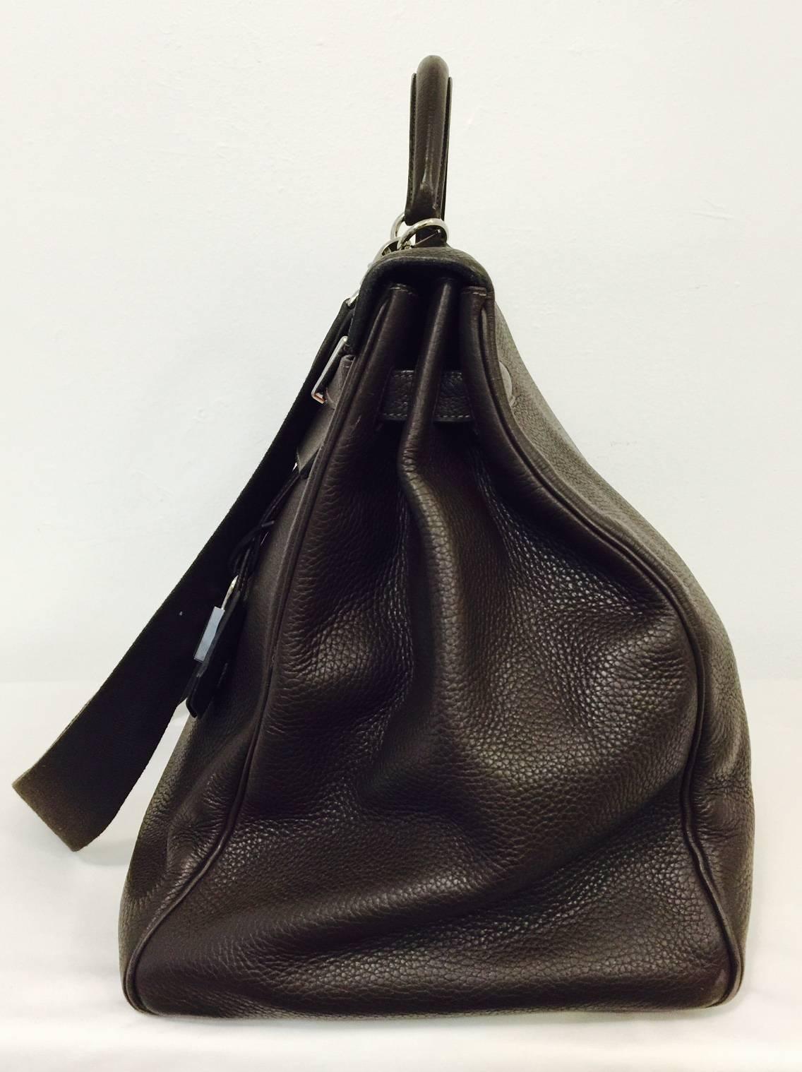 Die Hermes 2005 Chocolate Brown Togo Kelly Voyage Bag ist das absolute Nonplusultra unter den Reisetaschen und ist bei Frauen UND Männern sehr begehrt!  Mit ultra-luxuriösem Leder und Palladium-Beschlägen.  Hermes Lock und Cloissiere?  Aber