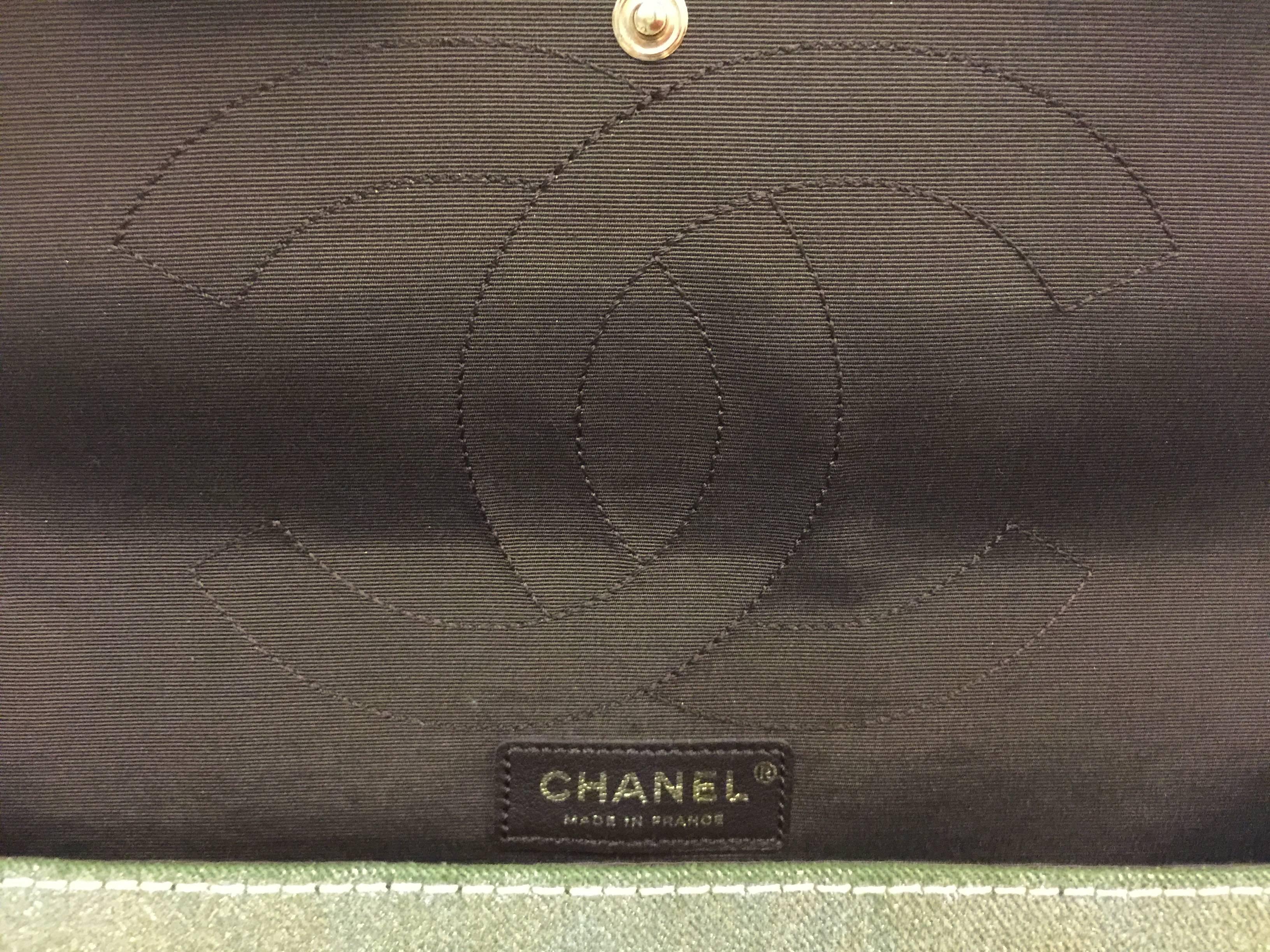  Chanel Ltd Edition 2.55 Reissue 227 in Green and Gold Metallic Fabric  In Excellent Condition In Palm Beach, FL