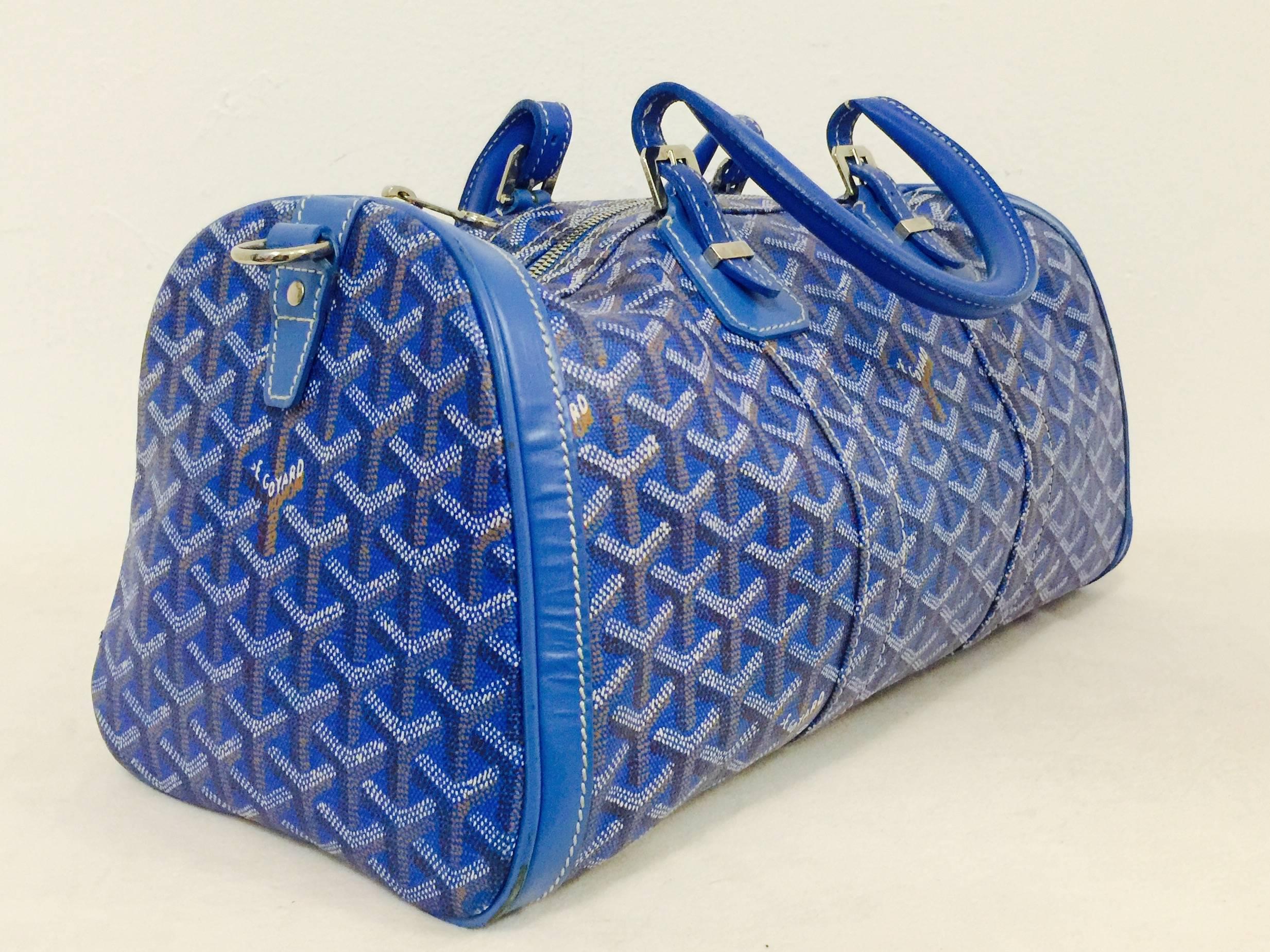 Die Goyard Blue Croissiere Boston Bag ist ein Muss für jede Sammlung von edlen Handtaschen!  Mit Signaturdruck auf Toilettentuch, doppelt gerollten Ledergriffen mit verstellbaren Schnallen und silberfarbener Hardware.  Die Schnallen sind auf der