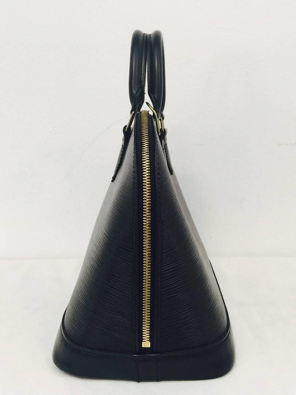 This classic bag was introduced in the 1930’s and is synonymous with one of the world's most celebrated luxury brands, Louis Vuitton!  Crafted from grained cowhide, and utilizing the elegant Epi leather, this particular bag shines and is in