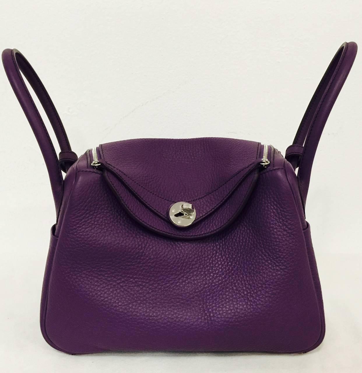 This New Lindy 26 has become a highly coveted bag by the world's preeminent luxury goods house, Hermes! Crafted from exquisite Clemence leather and sporting an unforgettable Purple hue with palladium hardware, this showstopper is a must for any