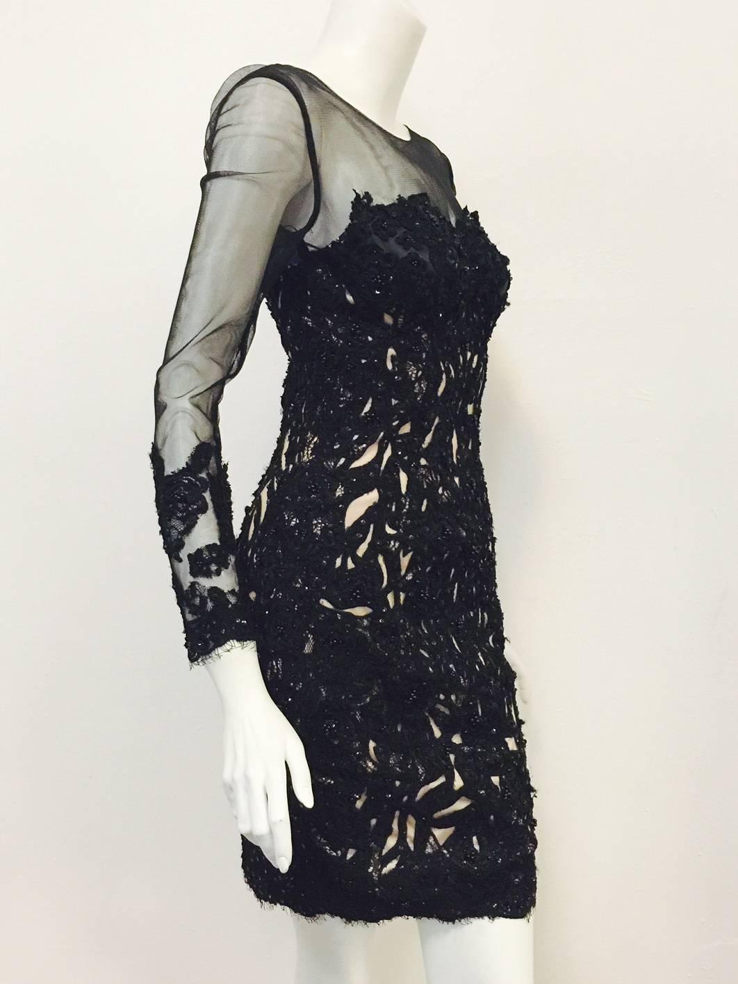 Das Mandalay Long Sleeve Black Lace Dress macht jede Cocktailstunde zu etwas Besonderem!  Das Kleid ist aus luxuriösem Stretch-Stoff und Netzgewebe gefertigt und verfügt über einen herzförmigen Ausschnitt mit V-Rücken:: lange Ärmel und eine Länge