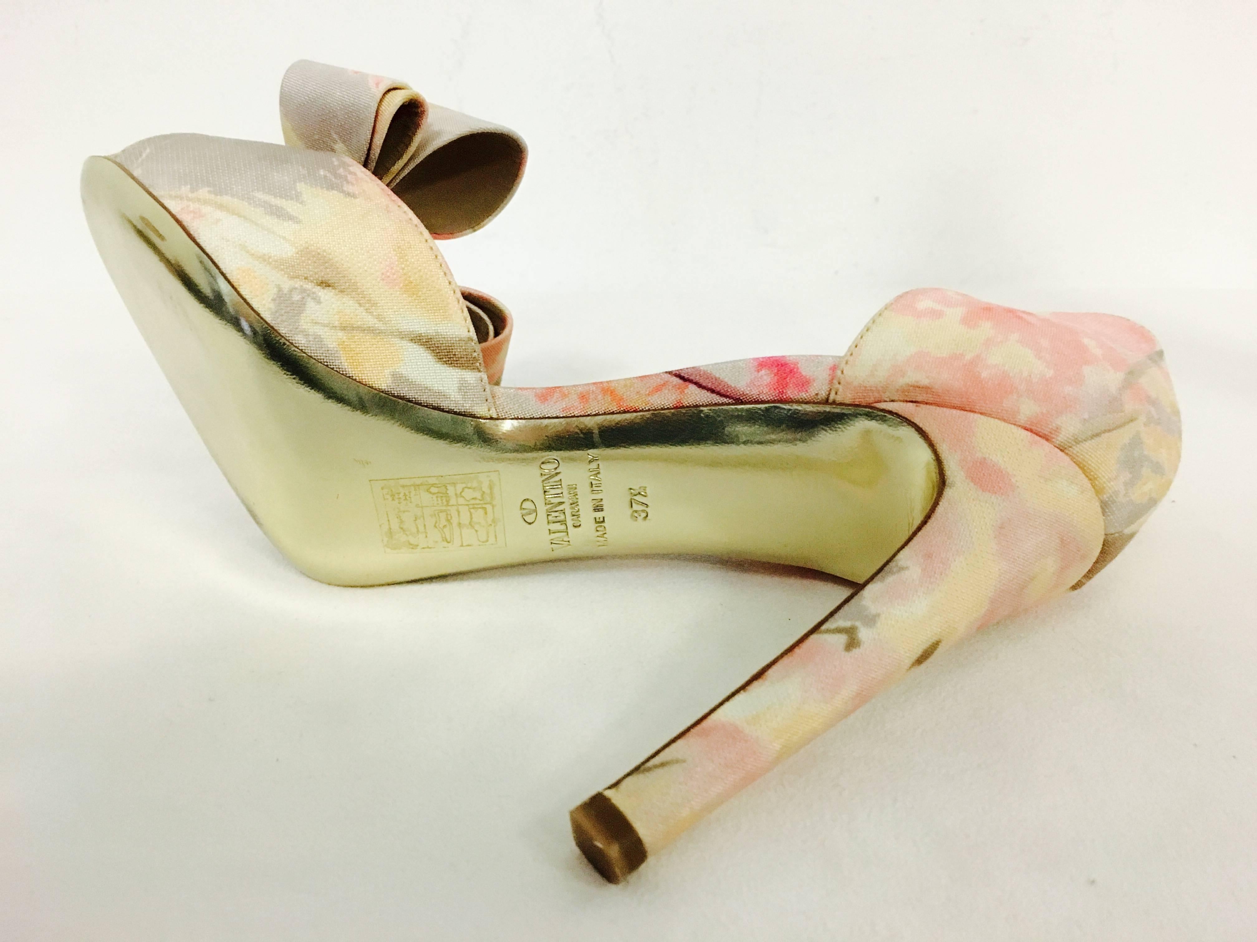 Valentino Garavani Abstract Floral Print Fabric Peep Toe High Heel Pumps  In Excellent Condition In Palm Beach, FL