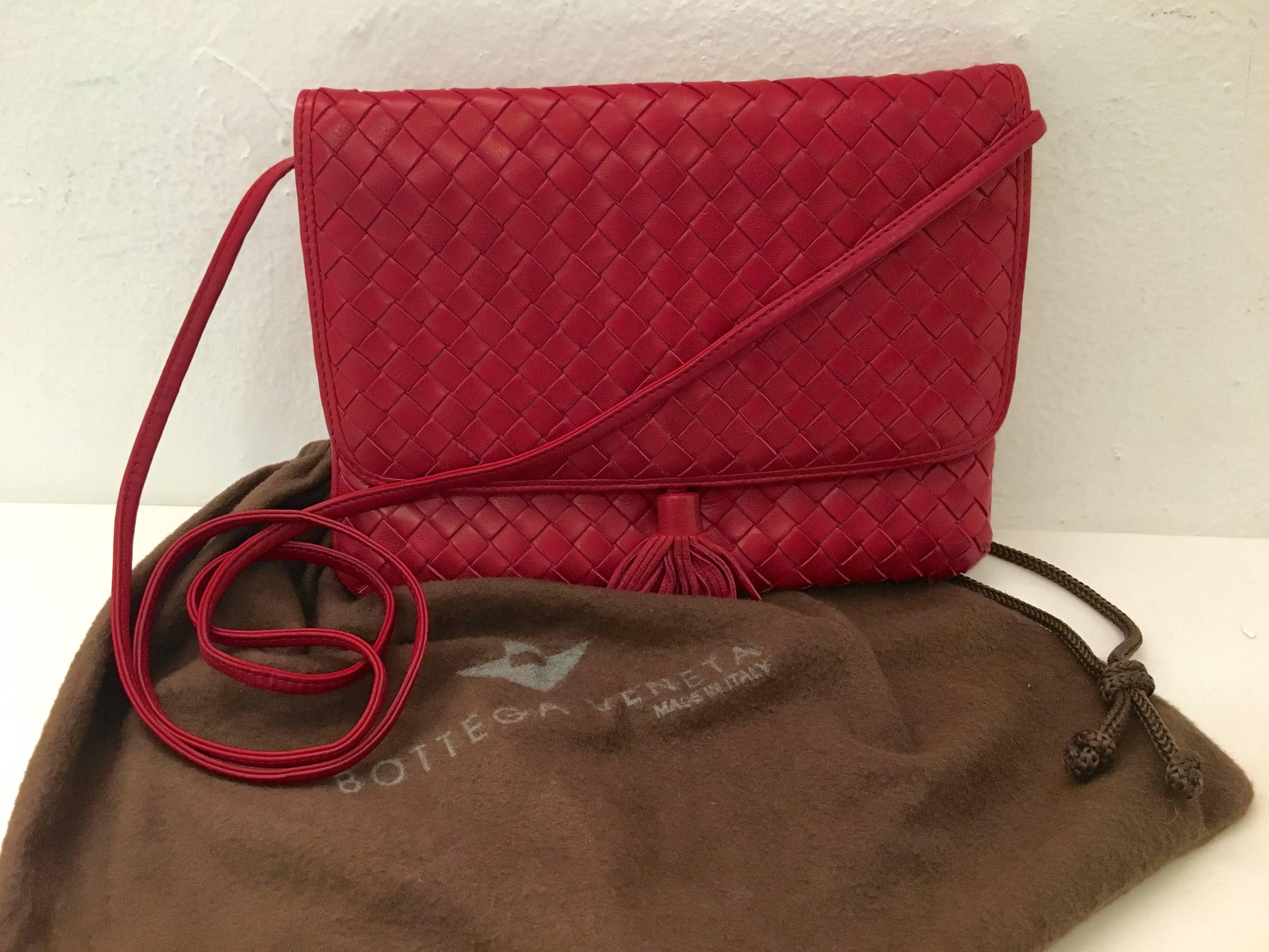 Instantly recognizable as Bottega Veneta!  Created using signature intrecciato craftsmanship, this deep red bag envelope bag is a multitasking gem!  Use as a crossbody style or tuck the strap into the bag and carry as a delightful clutch.  The