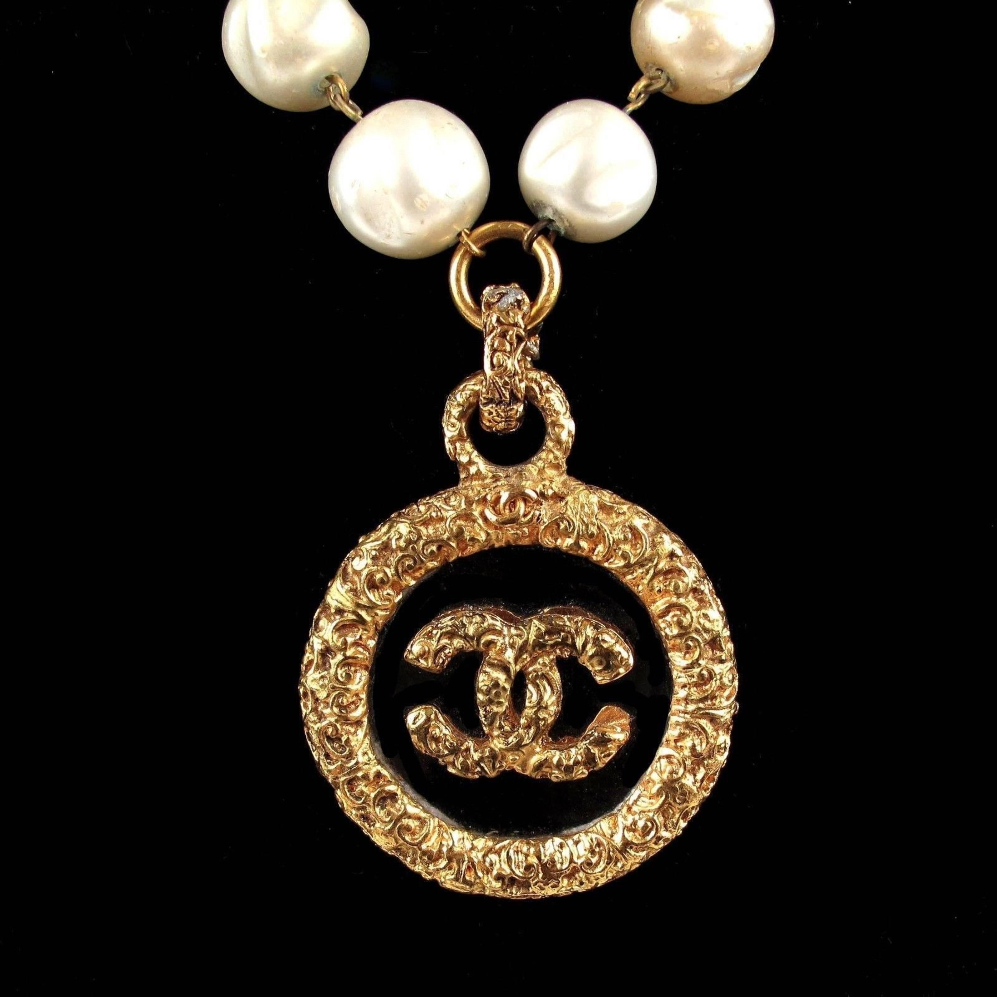 1993 Chanel Glass Pearl Necklace with CC Logo Drop In Good Condition In Palm Beach, FL