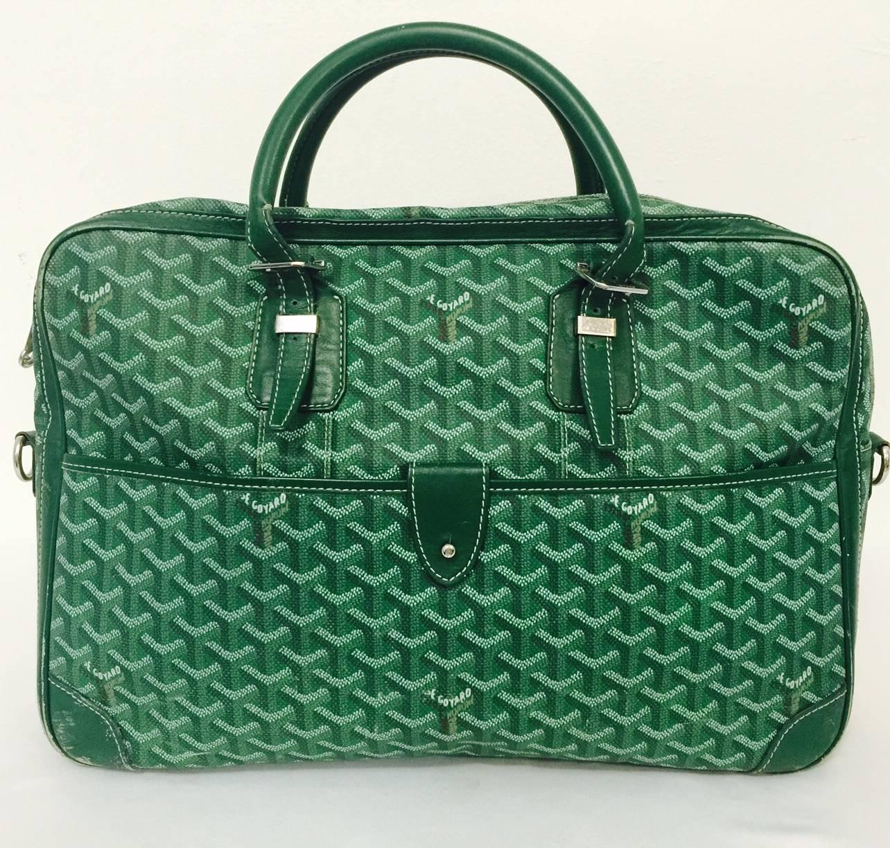 Goyard Green Goyardine Ambassade Aktentasche ist perfekt für private und berufliche Geschäfte!  Die Tasche verfügt über gerollte Ledergriffe mit silbernen Schnallen:: eine aufgesetzte Fronttasche und Lederbesatz. Der umlaufende Reißverschluss öffnet