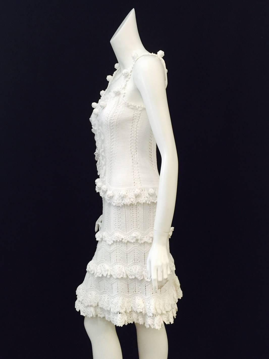 Oscar de la Renta White Cotton Crochet Camisole and Skirt Ensemble Size Medium In Excellent Condition For Sale In Palm Beach, FL