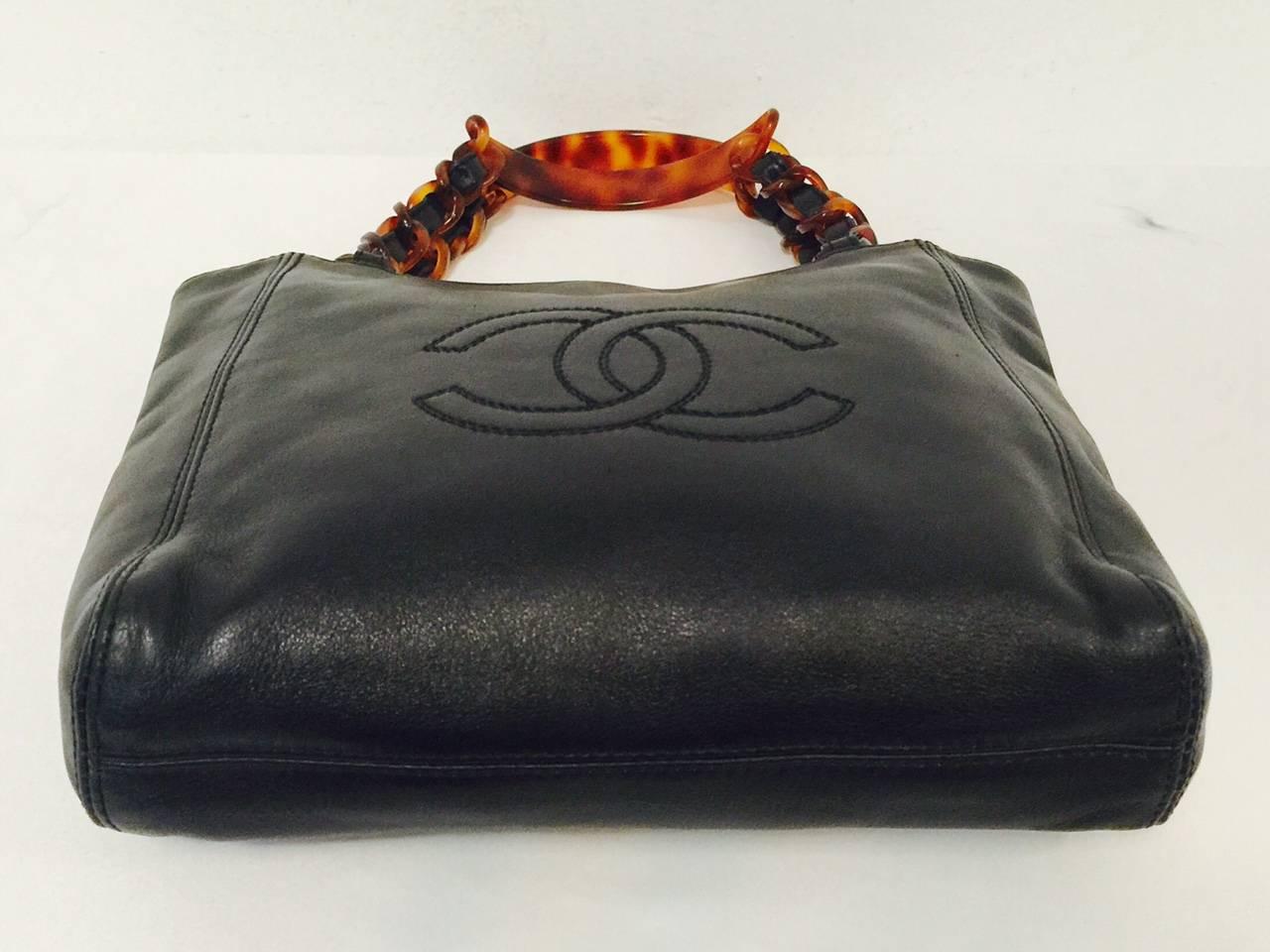Kleine Chanel-Tasche aus schwarzem Lammleder mit in Leder verwobenen Schildpatt-Harzketten 1