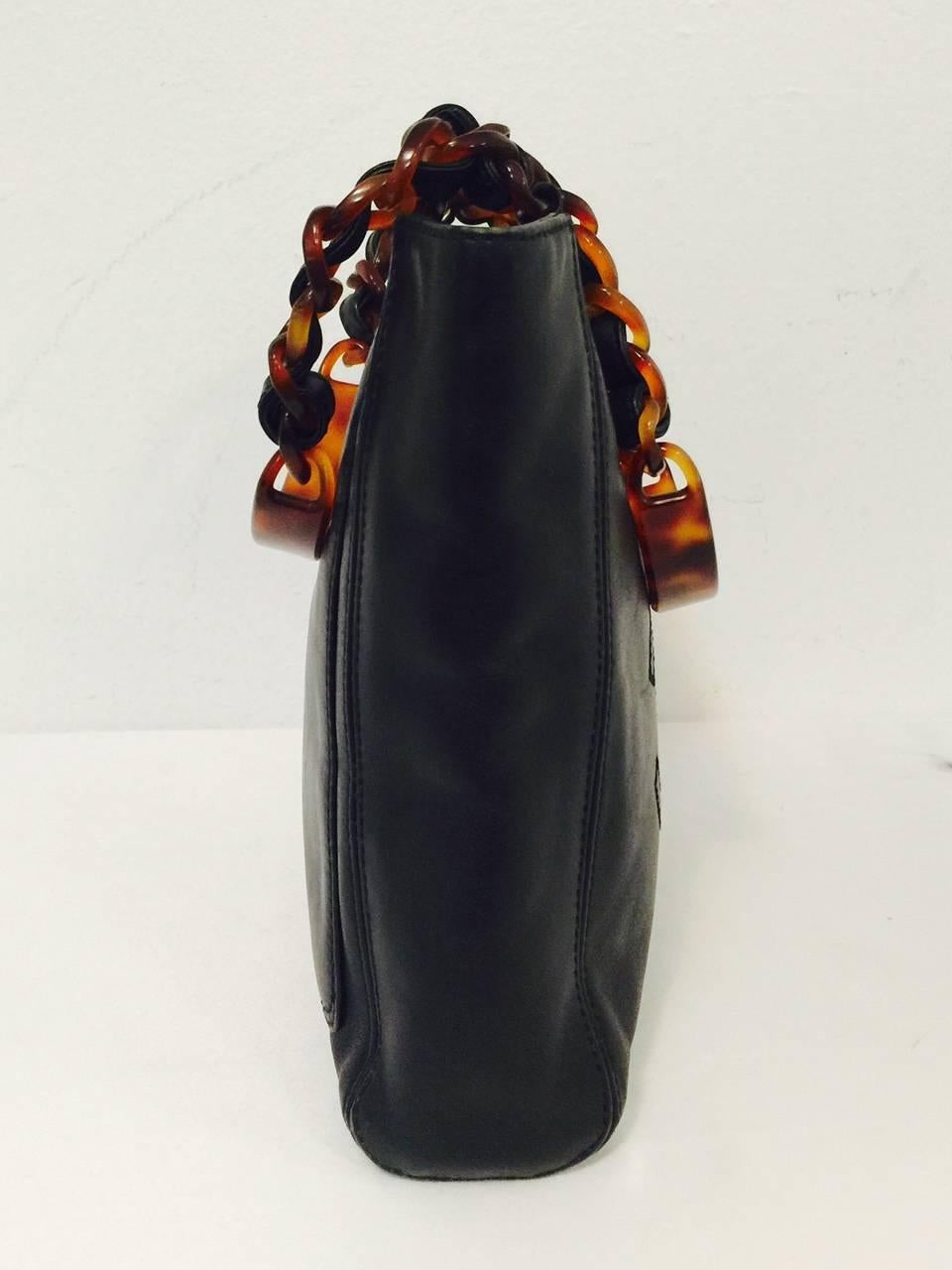 Kleine Chanel-Tasche aus schwarzem Lammleder mit in Leder verwobenen Schildpatt-Harzketten 2