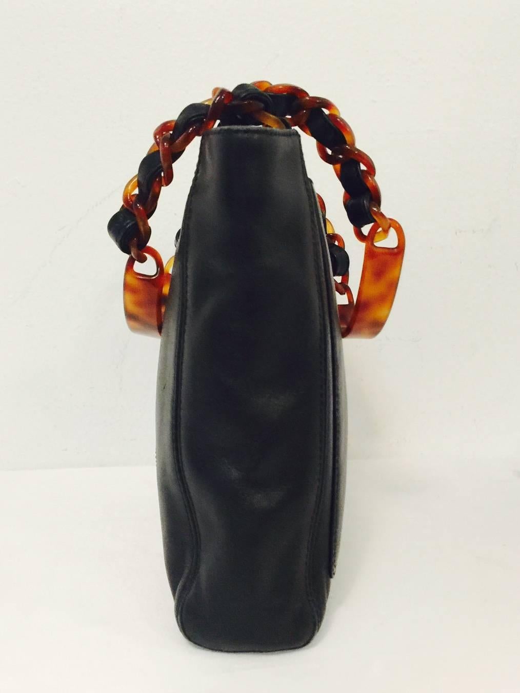 Kleine Chanel-Tasche aus schwarzem Lammleder mit in Leder verwobenen Schildpatt-Harzketten im Zustand „Hervorragend“ in Palm Beach, FL