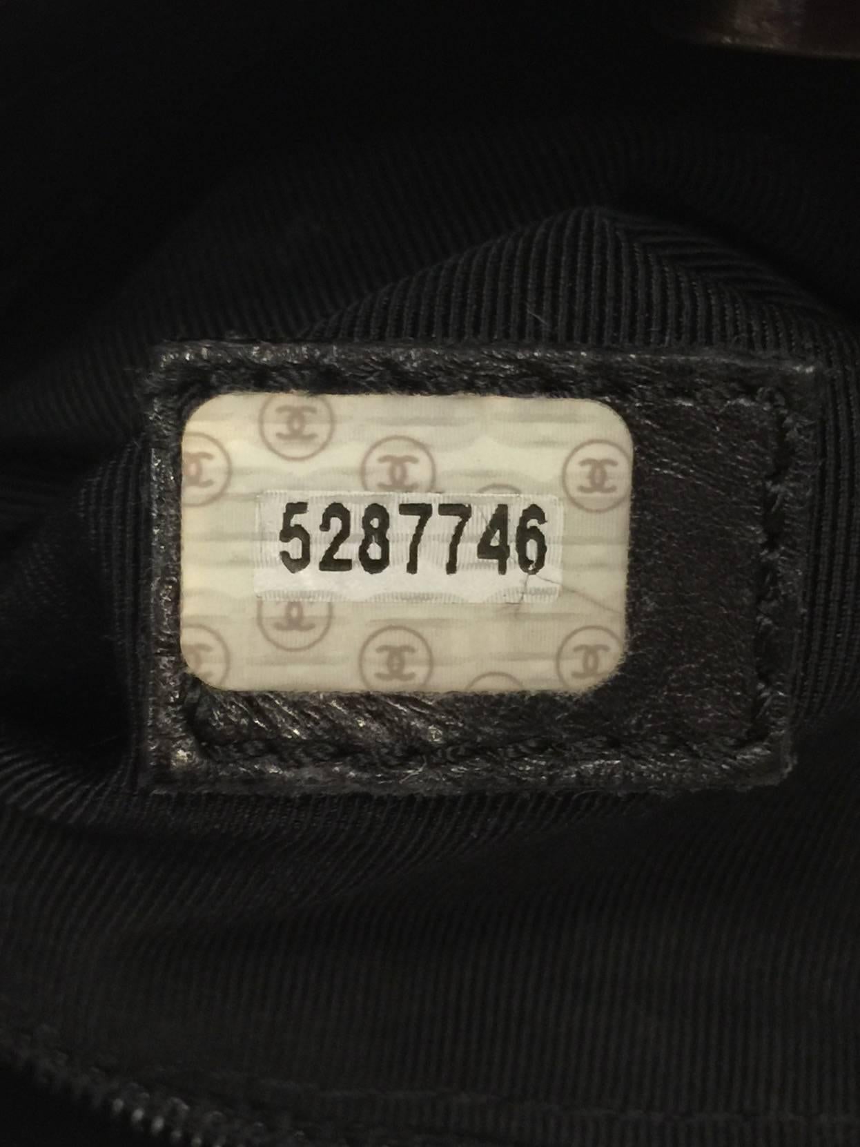 Kleine Chanel-Tasche aus schwarzem Lammleder mit in Leder verwobenen Schildpatt-Harzketten 4