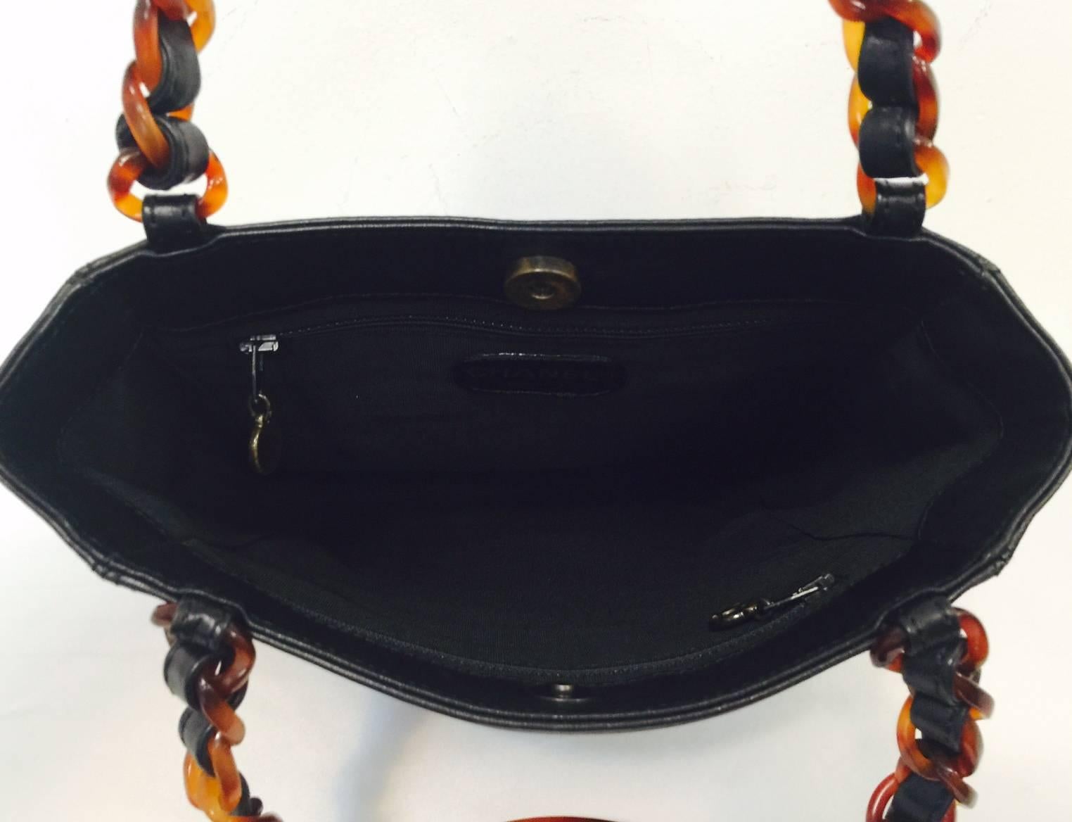 Kleine Chanel-Tasche aus schwarzem Lammleder mit in Leder verwobenen Schildpatt-Harzketten 3