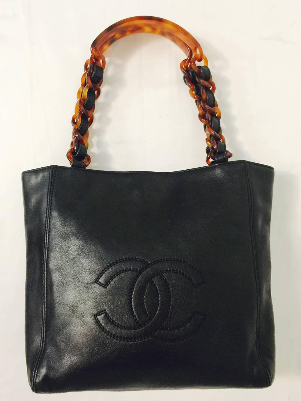 Chanel Black Leather Small Tote beweist:: dass Cocos Taschen nicht alle gesteppt sind!  Die Ende der 1990er-Jahre gefertigte Tasche ist aus geschmeidigem:: glattem Lammleder:: hat eine offene Tasche auf der Rückseite und ein fachmännisch gesticktes