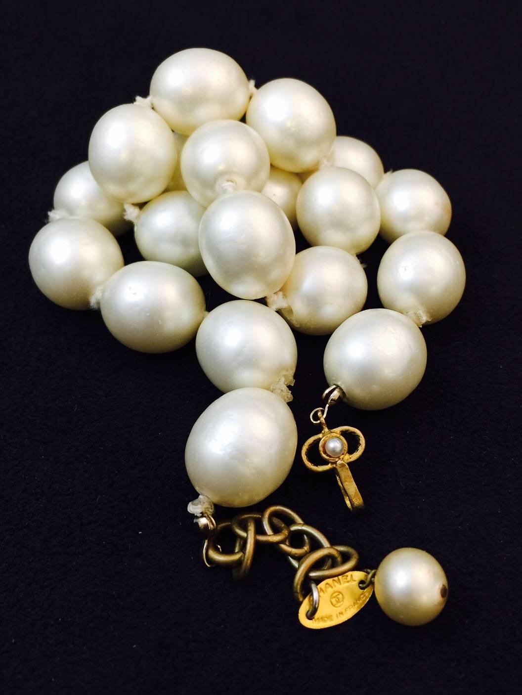 Vintage Chanel Egg Shape Faux Pearl Necklace In Good Condition In Palm Beach, FL