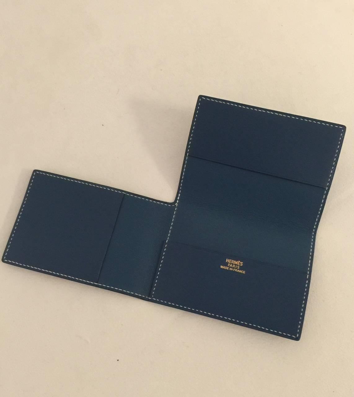 Le porte-cartes à trois volets Hermès Guernesey 2003 est un must pour tous les voyageurs chevronnés... femmes et hommes !  Fabriqué dans le meilleur cuir 