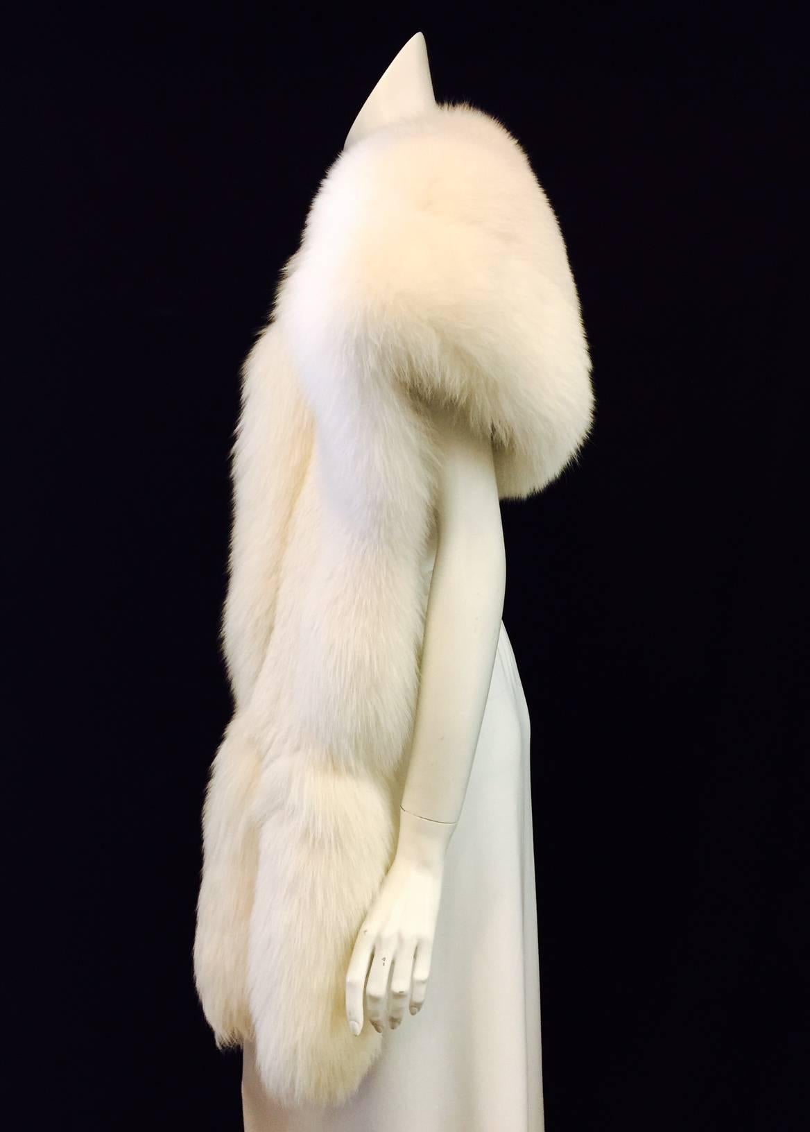 Skaneateles White Fox Stole With Fox Tails  In Excellent Condition In Palm Beach, FL