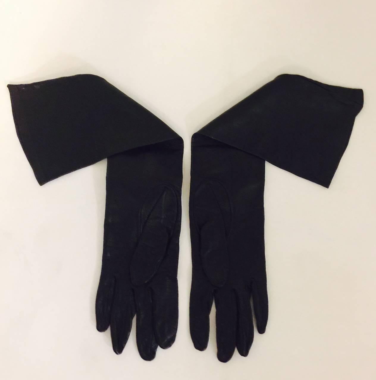 Chanel Black Kidskin Gloves With Geometric Pink Stingray Lined Cutout - Size 7 In Good Condition For Sale In Palm Beach, FL