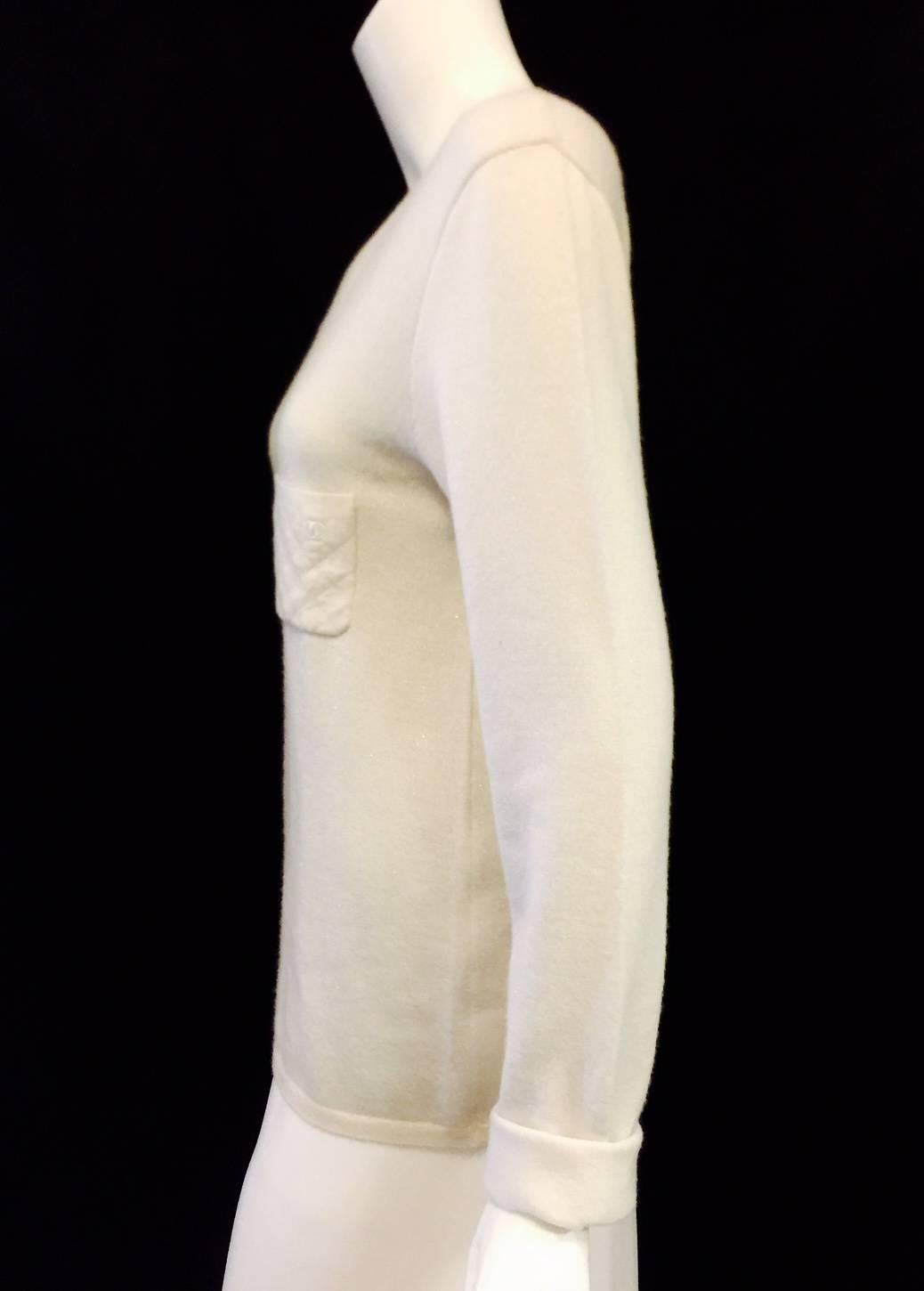 Chanel Cashmere Blend Ivory Pullover With Silver Metallic Threads Sz 46 In Excellent Condition In Palm Beach, FL