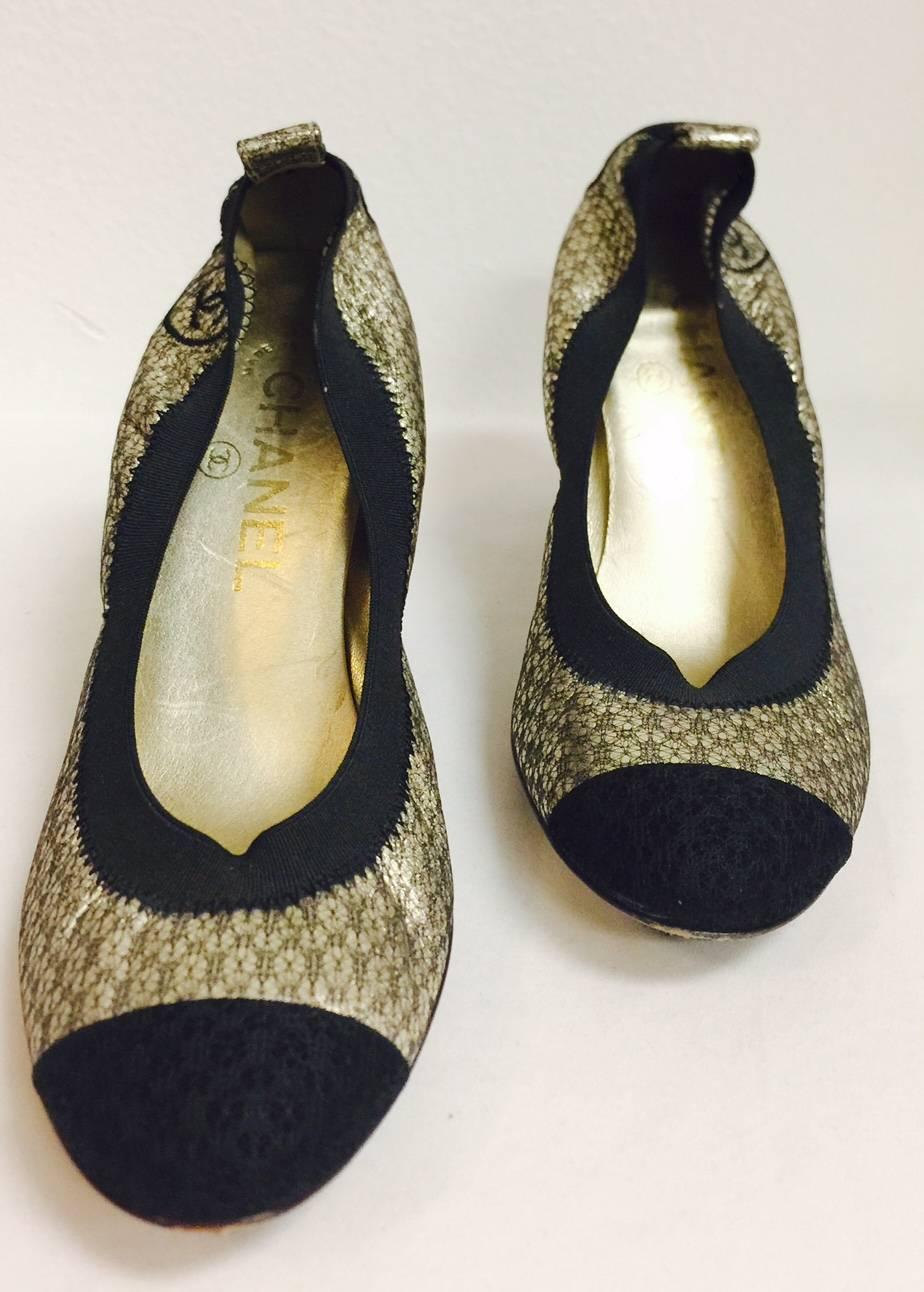 Chanel Antique Gold Metallic Leather and Black Brocade Stretch Pumps  In Good Condition In Palm Beach, FL