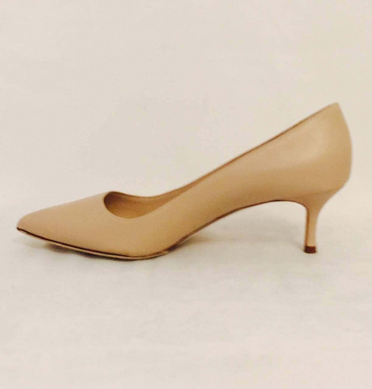 Women's Manolo Blahnik Beige Leather Low Pumps With Pointed Toes Size 38