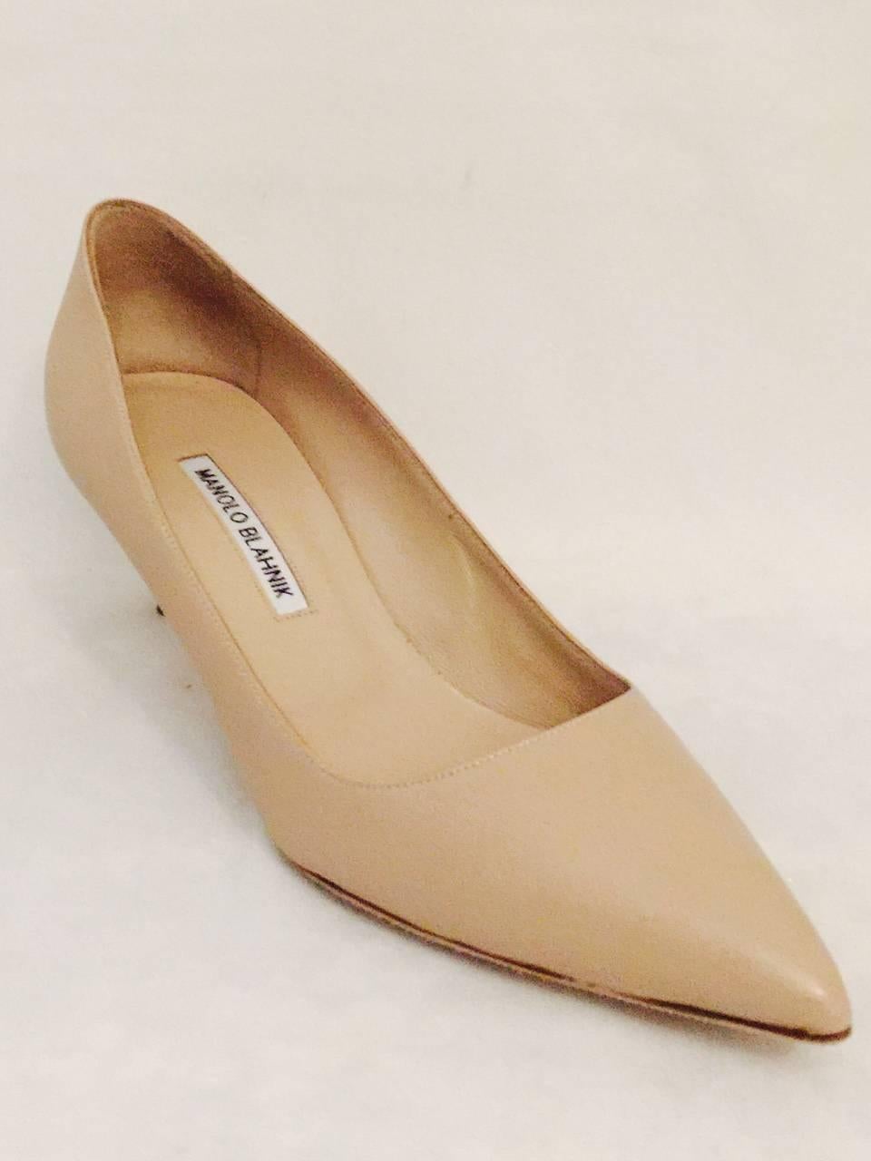 Manolo Blahnik Beige Leather Low Pumps With Pointed Toes Size 38 In Excellent Condition In Palm Beach, FL