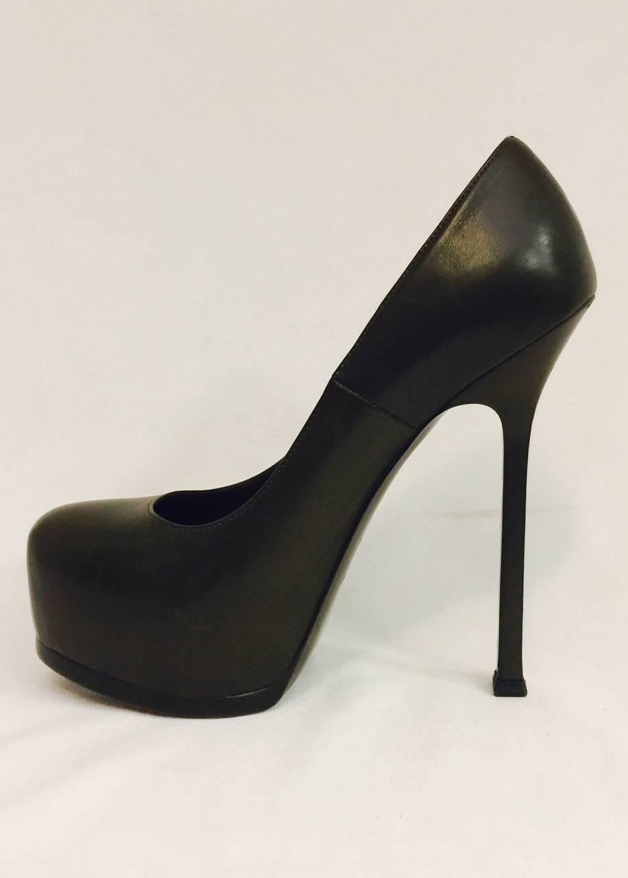 Yves Saint Laurent Olive Leather High Heel Pumps With Covered Platforms In Excellent Condition For Sale In Palm Beach, FL